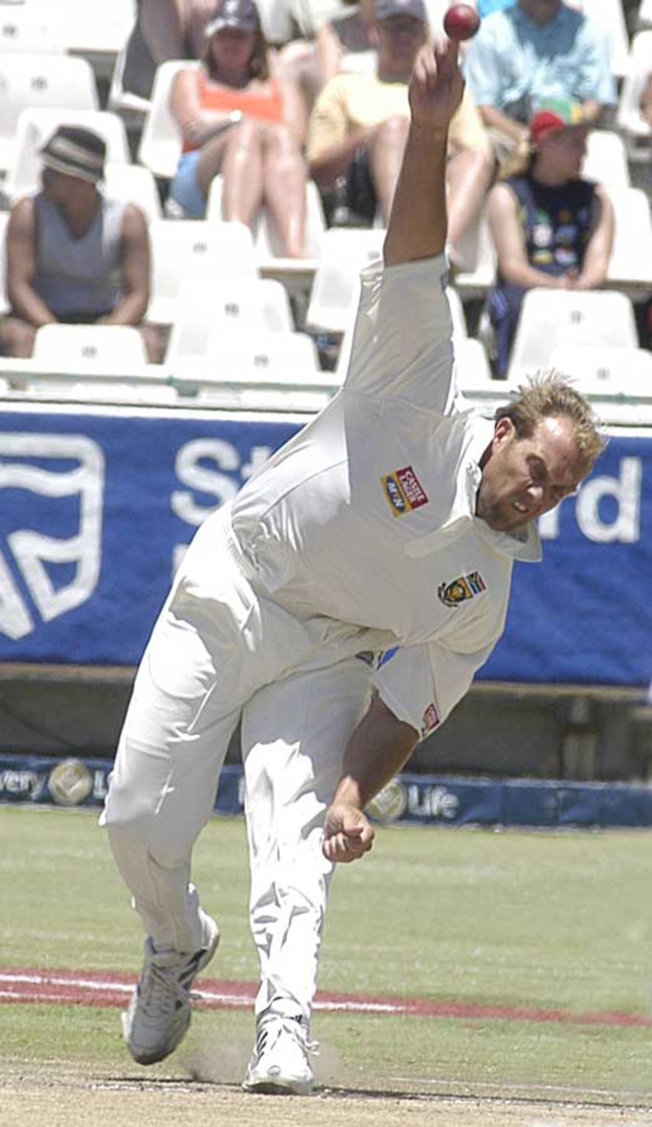 Jacques Kallis in full delivery stride against Pakistan at Newlands