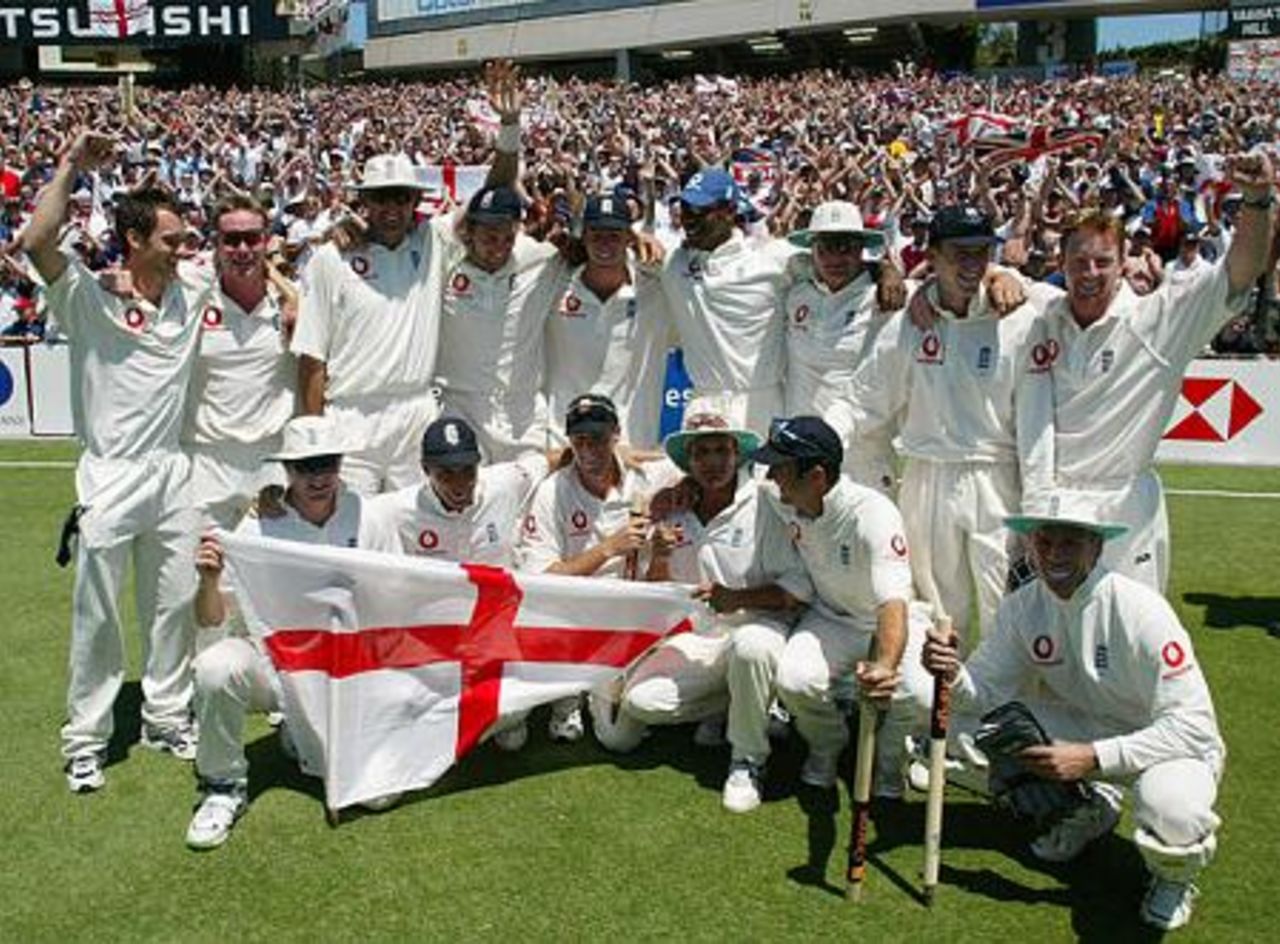 England celebrate after winning the fifth and final Ashes Test in Sydney, Mon 6 Jan 2003