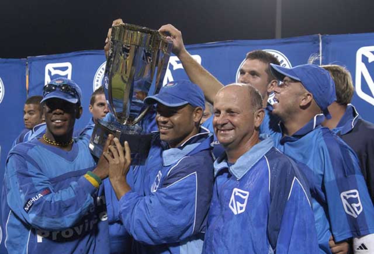 WP coach Peter Kirsten celebrates with his charges at Newlands