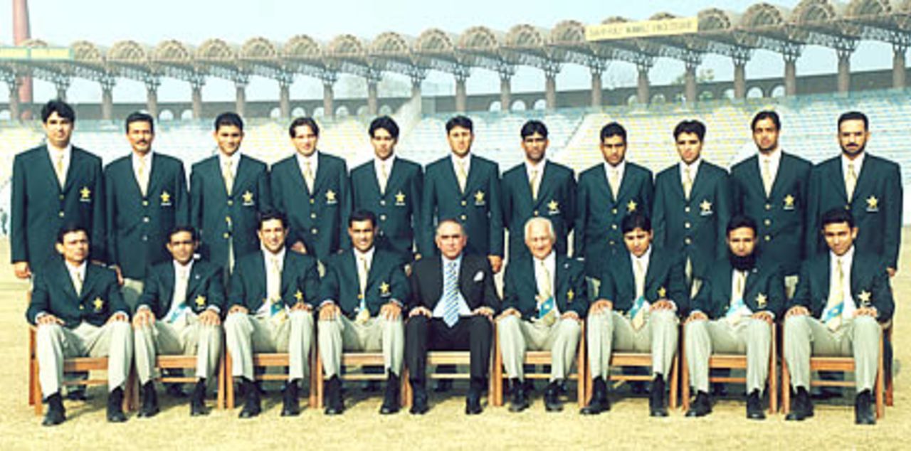 Pakistan World Cup 2003 squad before departure for South Africa, Gaddafi Stadium Lahore