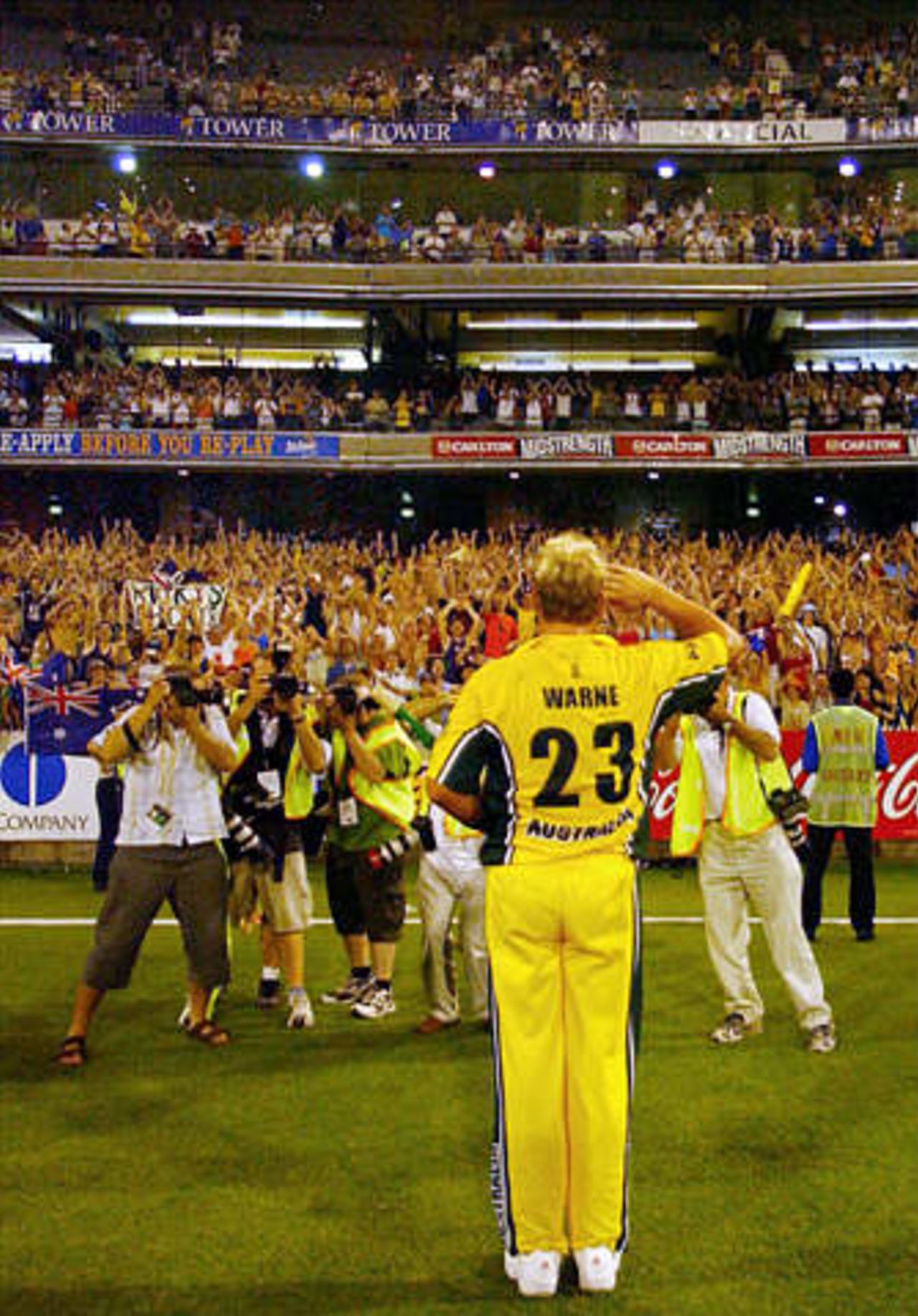 Shane Warne salutes the crowd at Melbourne after making his final ODI appearance, in the VB Series final against England, 25 Jan 2003