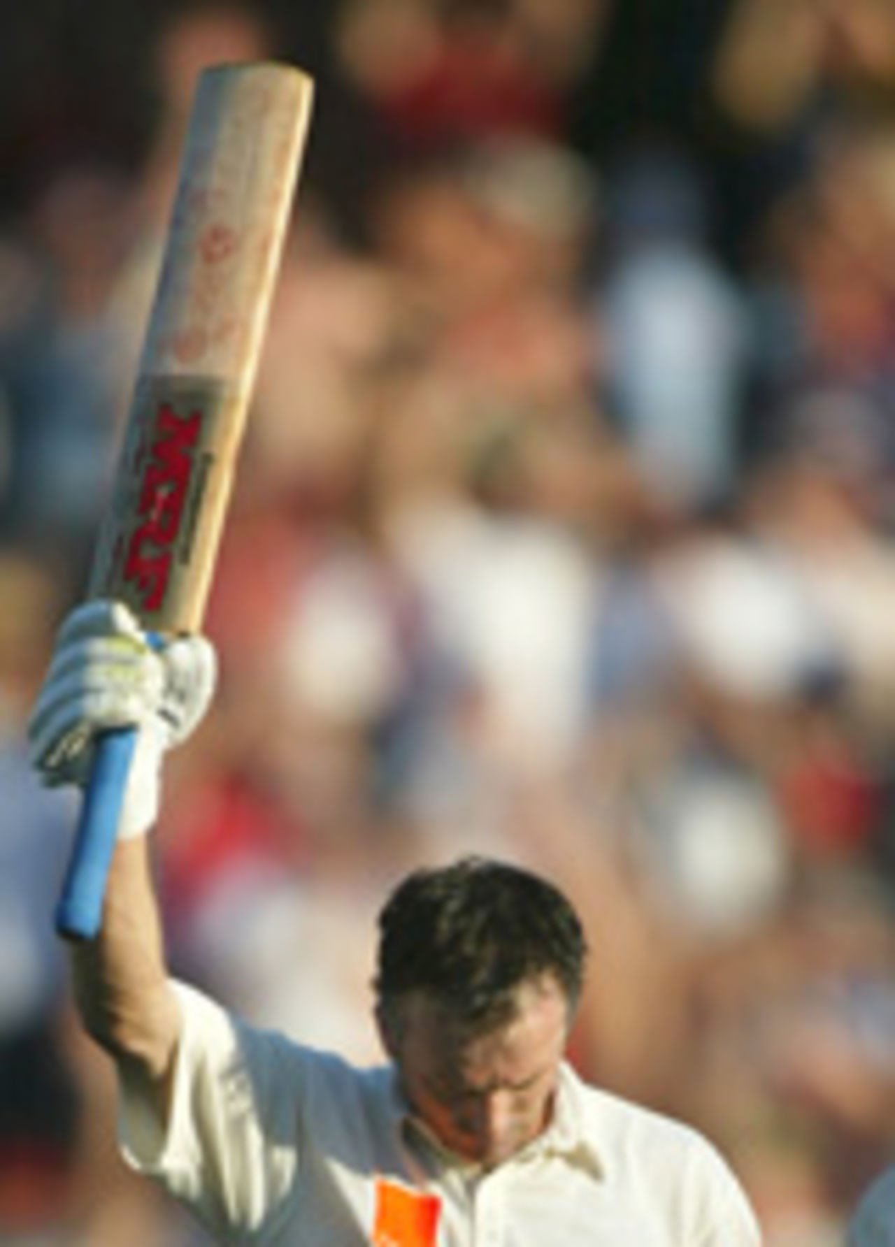 Steve Waugh acknowledges applause for his century against England at Sydney, 3 January, 2003