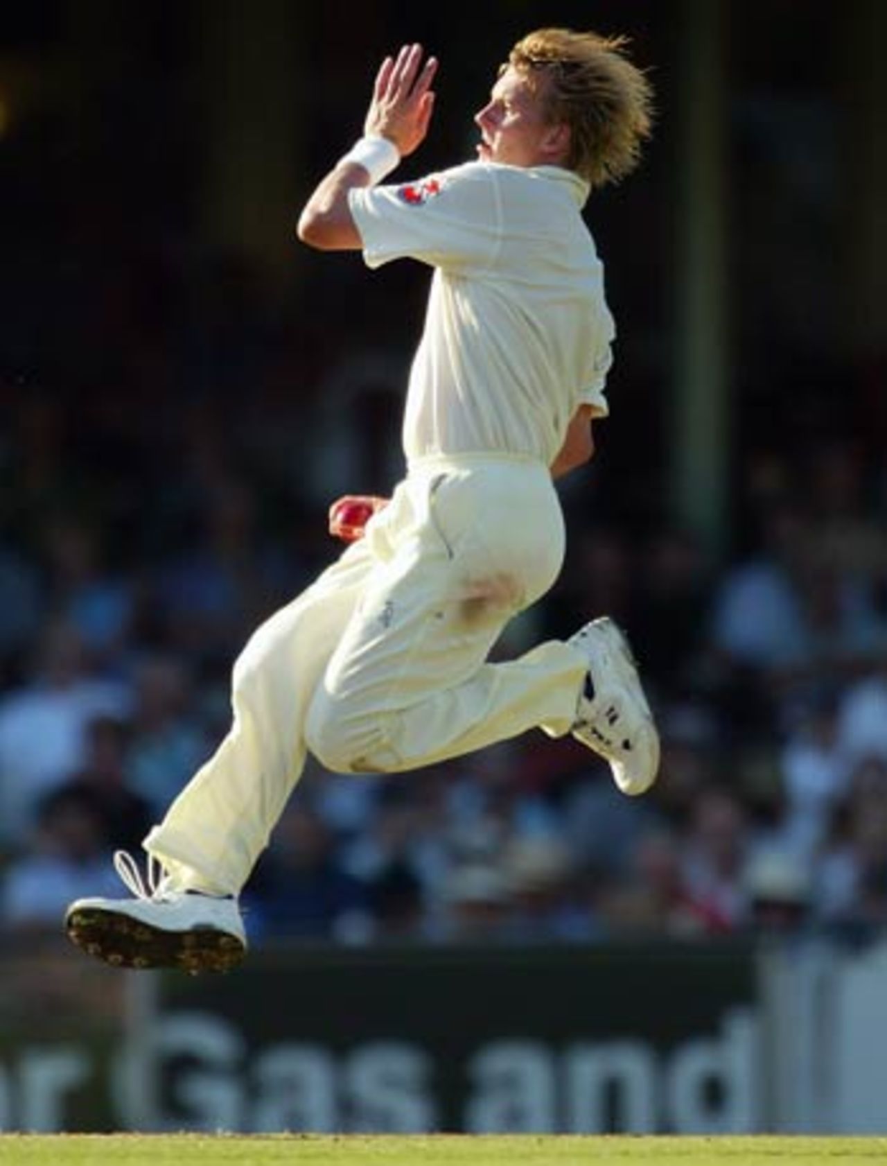 Brett Lee comes charging in, 4th Test, Sydney, 1st day, January 2, 2004