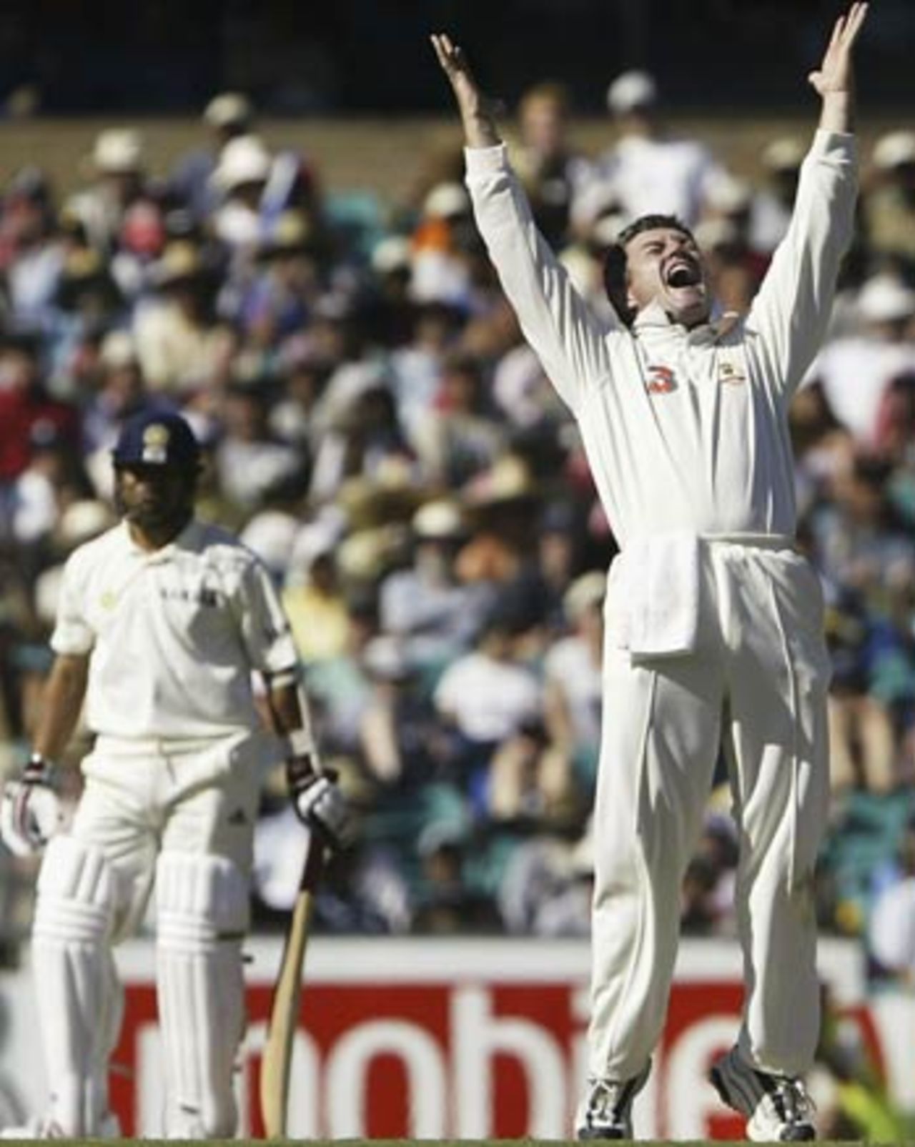 Stuart MacGill believes he has nailed Sachin Tendulkar, the umpire disagrees, 4th Test, Sydney, 1st day, January 2, 2004