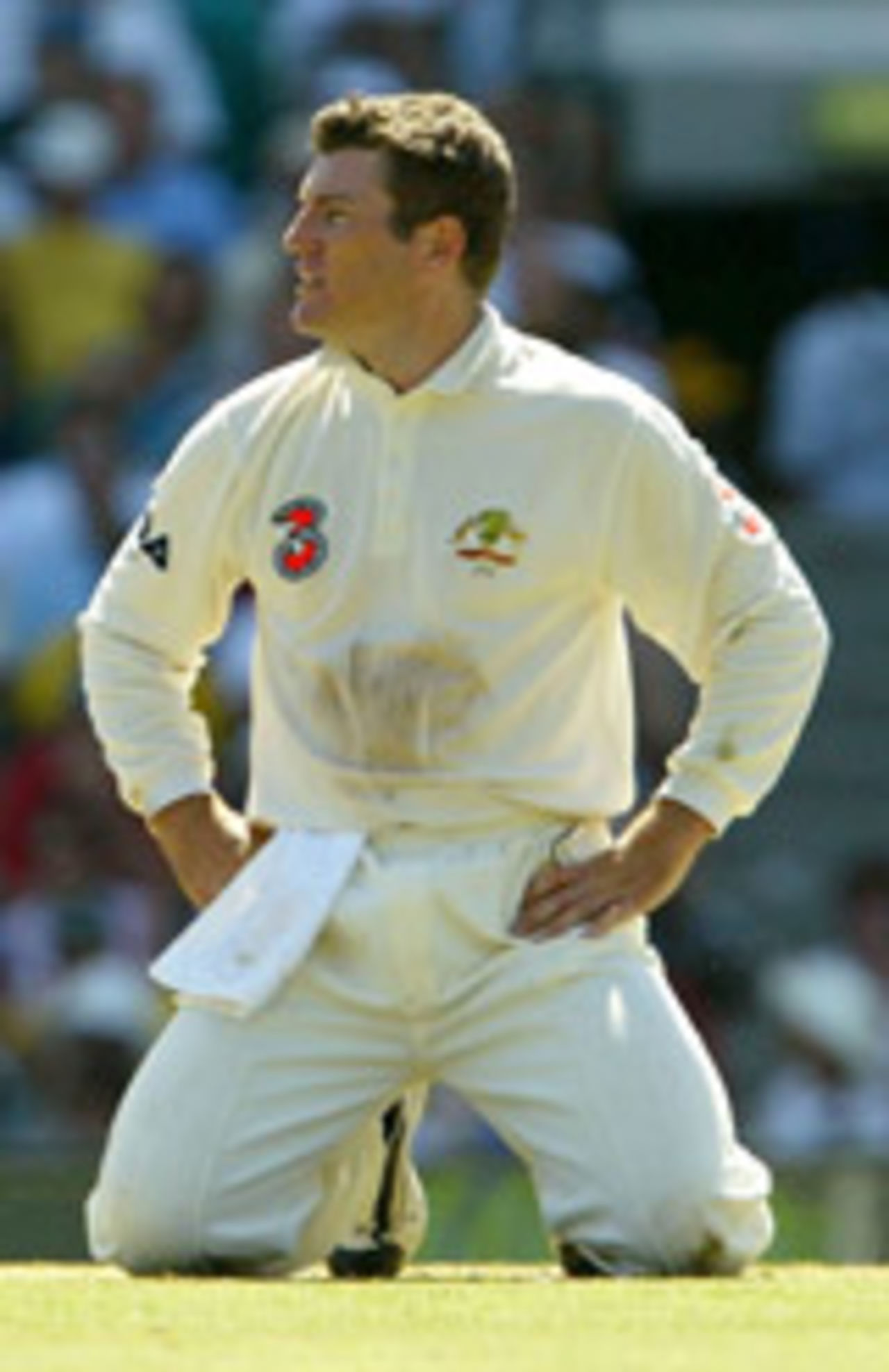 Stuart MacGill on his knees, watching a ball roll over the boundary, Australia v India, 4th Test, Sydney, 2nd day, January 3, 2004