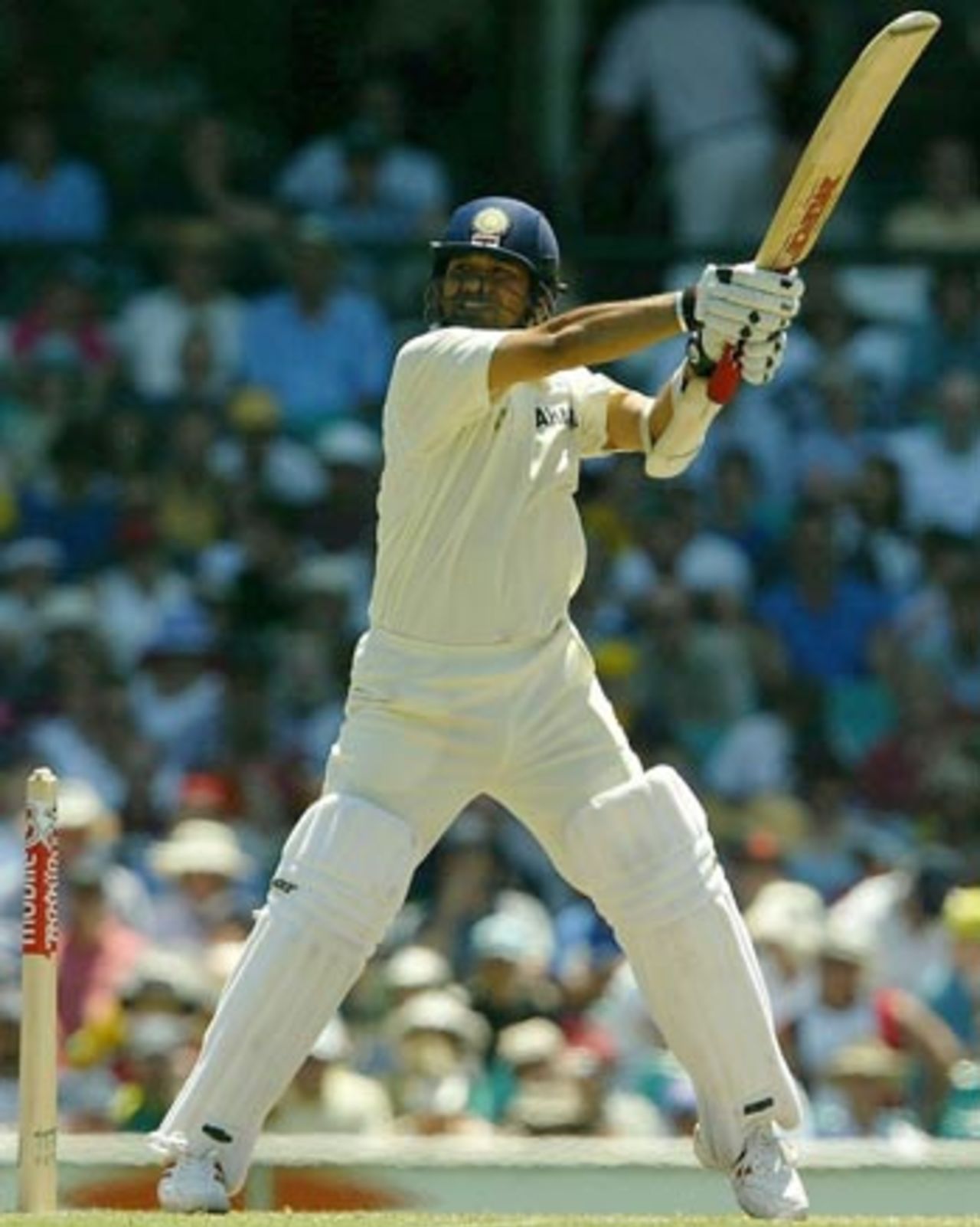 Sachin Tendulkar plays the cut, 4th Test, Sydney, 2nd day, January 3, 2004