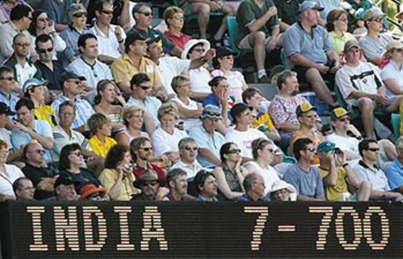 The hushed crowd looks on as India touch 700, Australia v India, 4th Test, Sydney, 3rd day, January 4, 2004