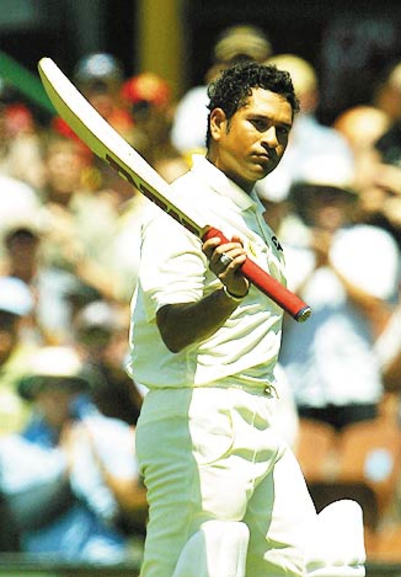 Sachin Tendulkar raises his bat after India declare their innings, Australia v India, 4th Test, Sydney, 3rd day, January 4, 2004