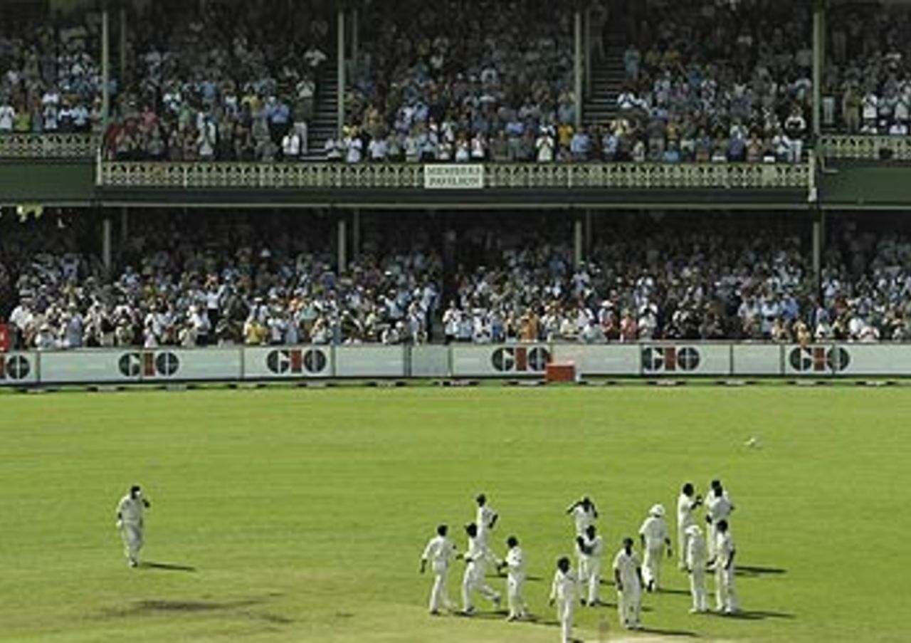 Steve Waugh approaches the wicket as the fielders applaud, Australia v India, 4th Test, Sydney, 3rd day, January 4, 2004