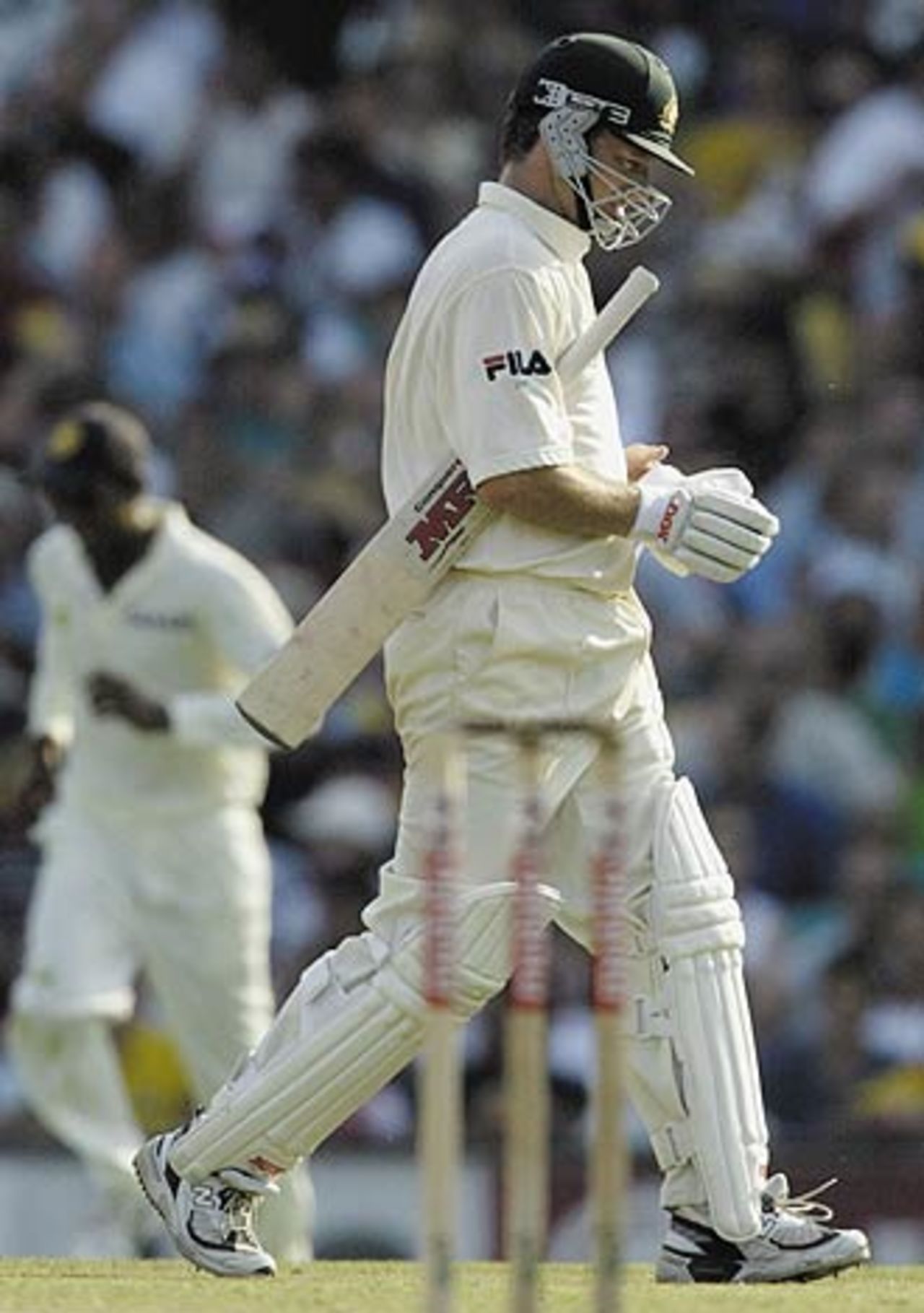 Steve Waugh begins the long walk back to the pavilion, Australia v India, 4th Test, Sydney, 3rd day, January 4, 2004