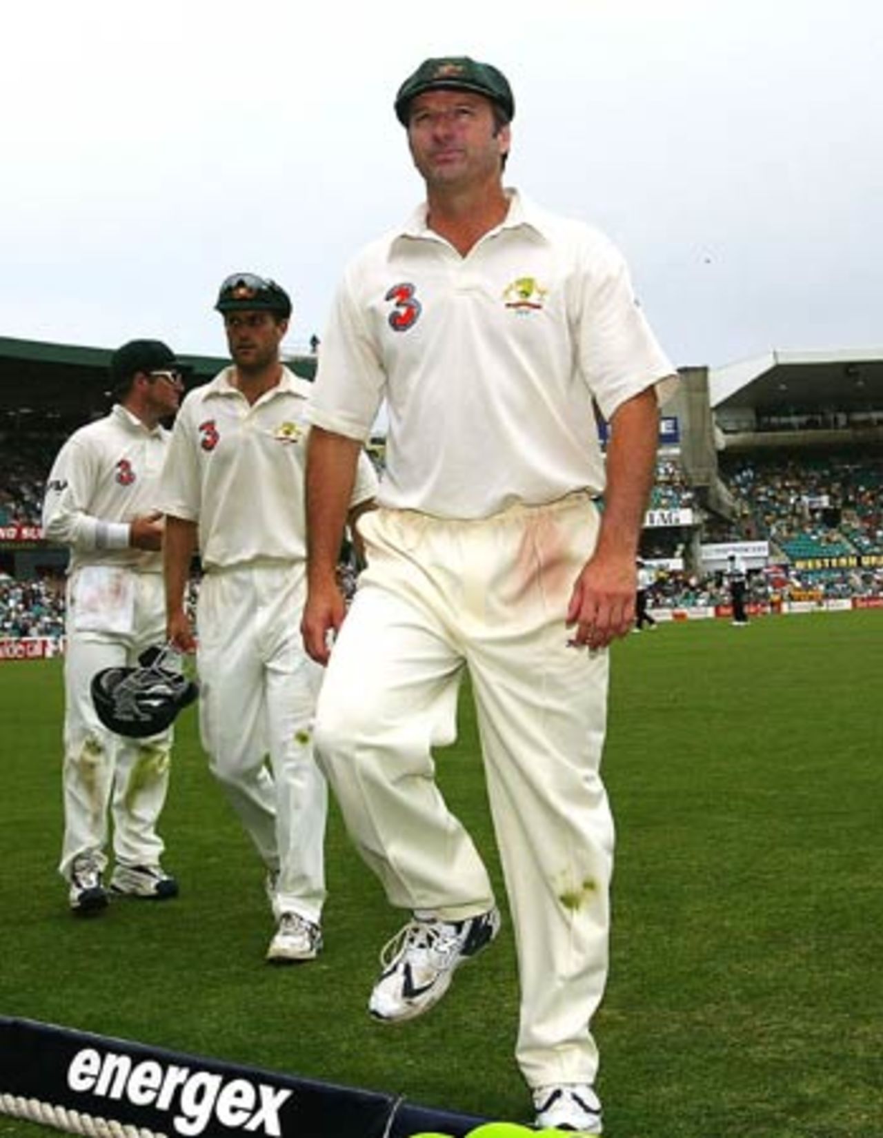 Steve Waugh leaves the field after a rough day, when India finally declare, Australia v India, 4th Test, Sydney, 4th day, January 5, 2004