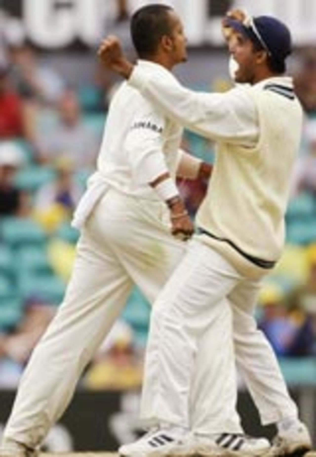 Murali Kartik and Sourav Ganguly celebrate Justin Langer's wicket, Australia v India, 4th Test, Sydney, 5th day, January 6, 2004
