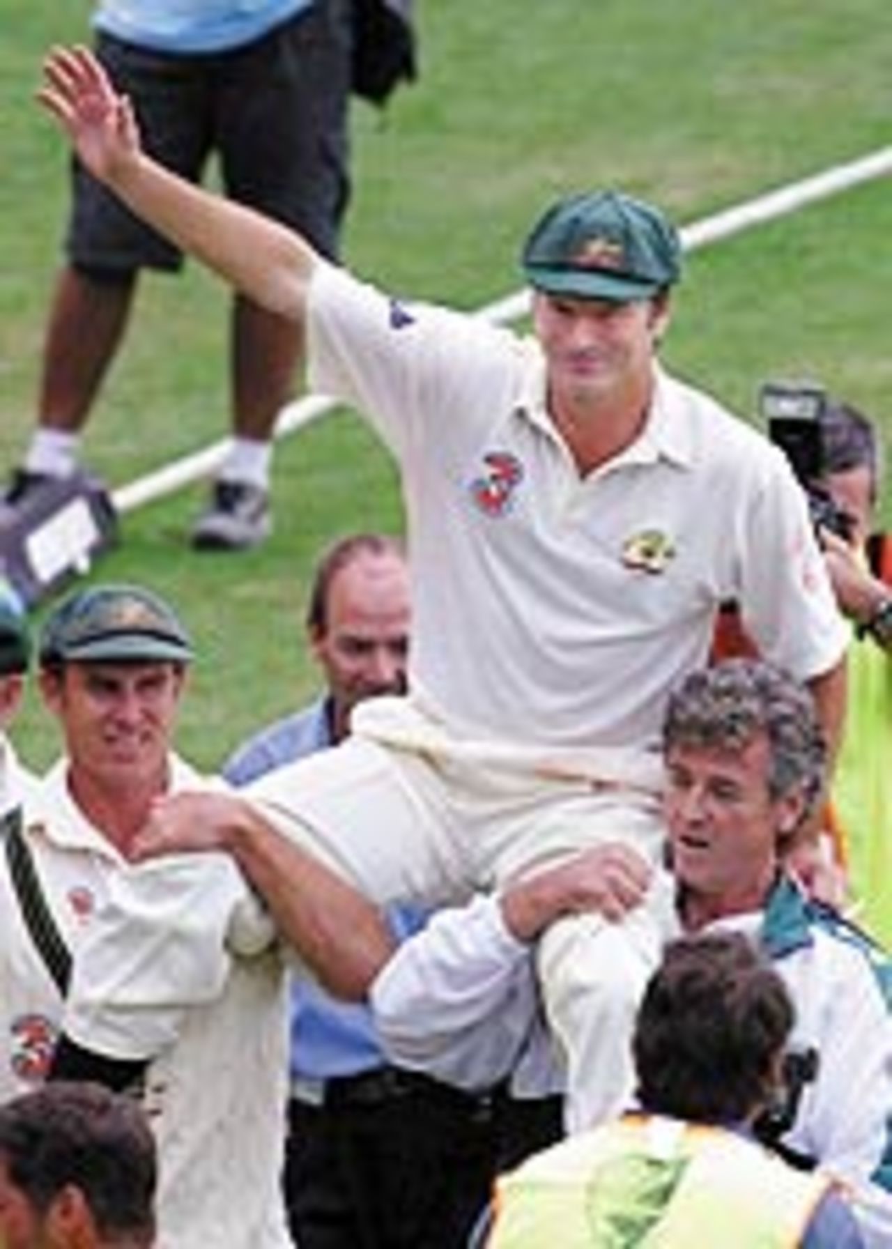 Steve Waugh is carried by Matthew Hayden and team physio Errol Alcott, Australia v India, 4th Test, Sydney, 5th day, January 6, 2004