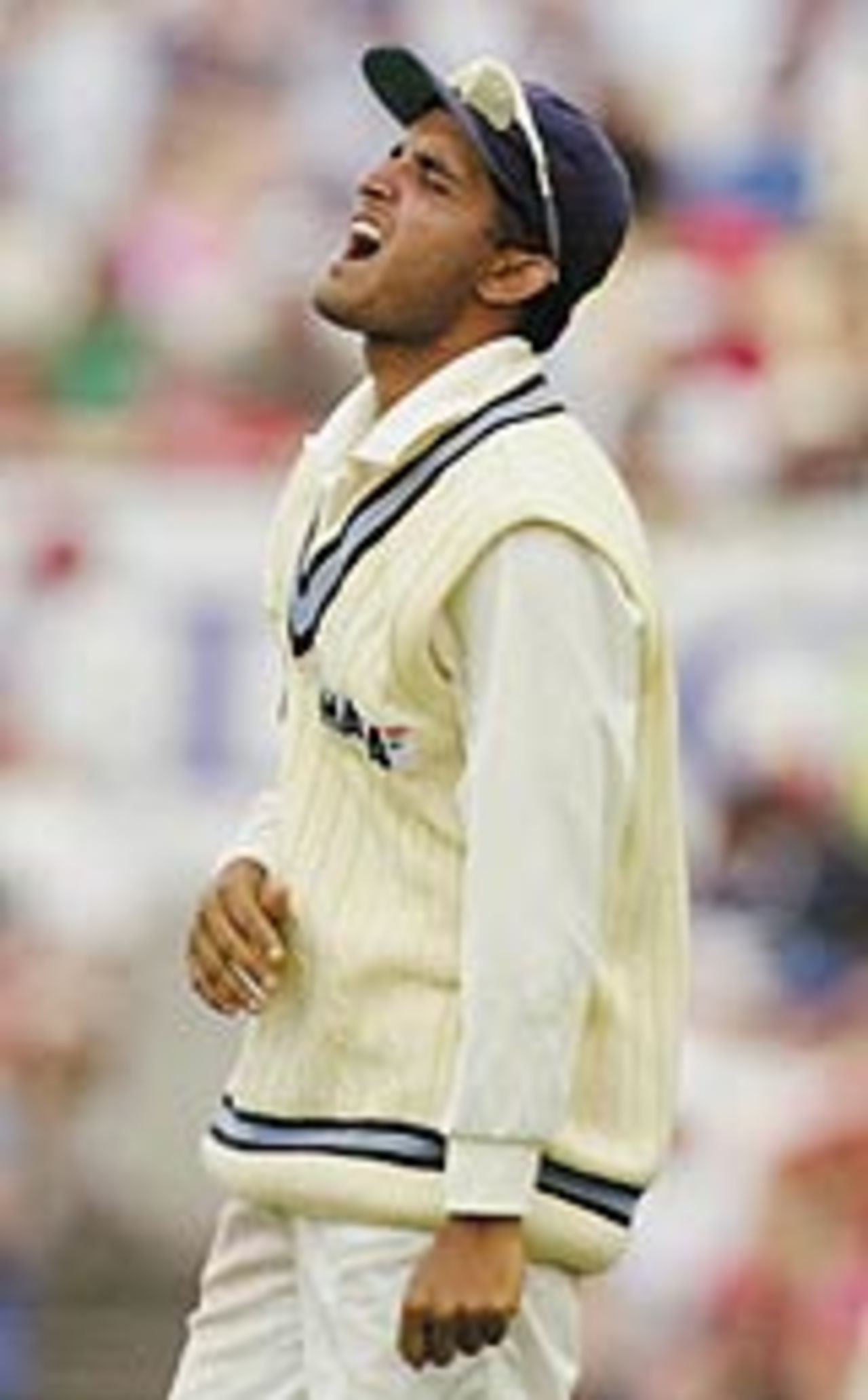 Sourav Ganguly cries out in pain after injuring his shoulder, Australia v India, 4th Test, Sydney, 5th day, January 6, 2004