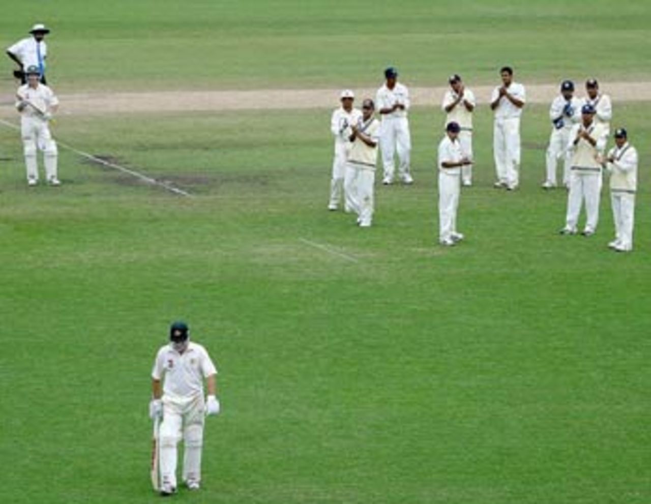 The whole Indian team lined-up to applaud Steve Waugh off the field, Australia v India, 4th Test, Sydney, 5th day, January 6, 2004