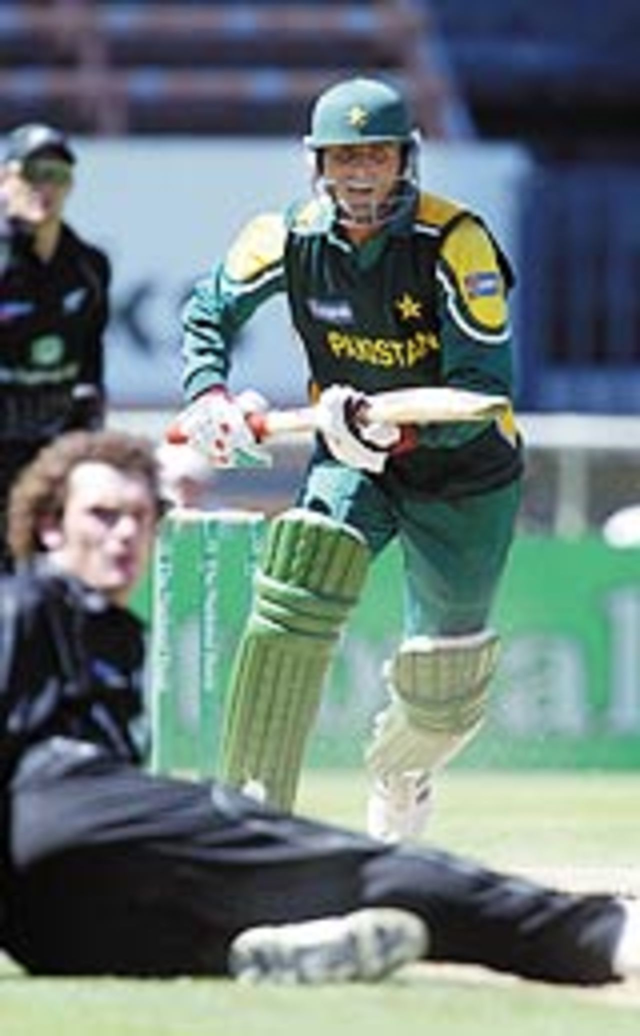 Abdul Razzaq runs down the wicket after hitting Kyle Mills down the ground, New Zealand v Pakistan, 3rd ODI, Christchurch