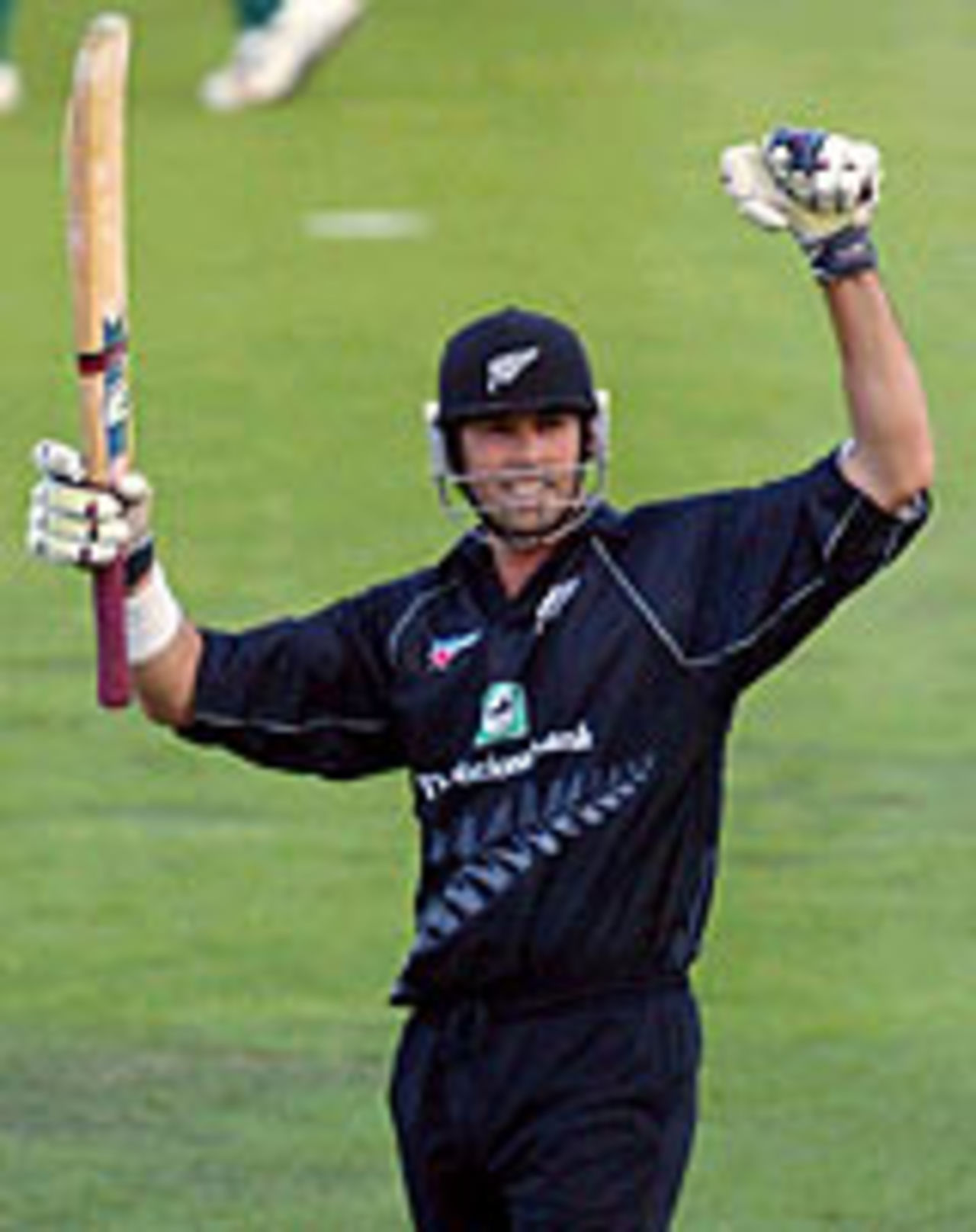 Stephen Fleming acknowledges the applause for his matchwinning century, New Zealand v Pakistan, 3rd ODI, Christchurch, January 10, 2004