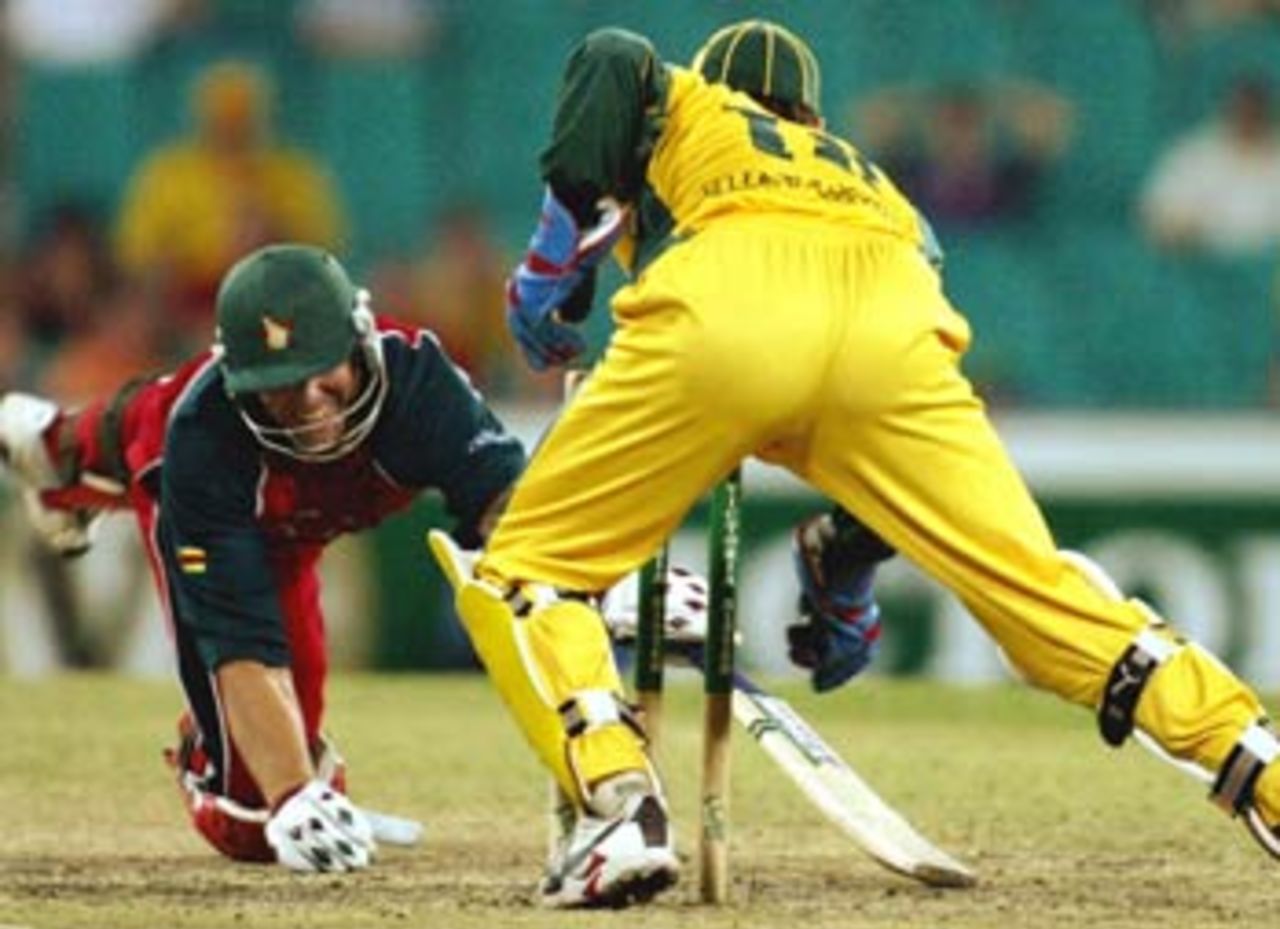 Heath Streak desperately tries to regain his ground as Adam Gilchrist whips off the bails, Australia v Zimbabwe, VB Series, 2nd ODI, Sydney, January 11, 2004