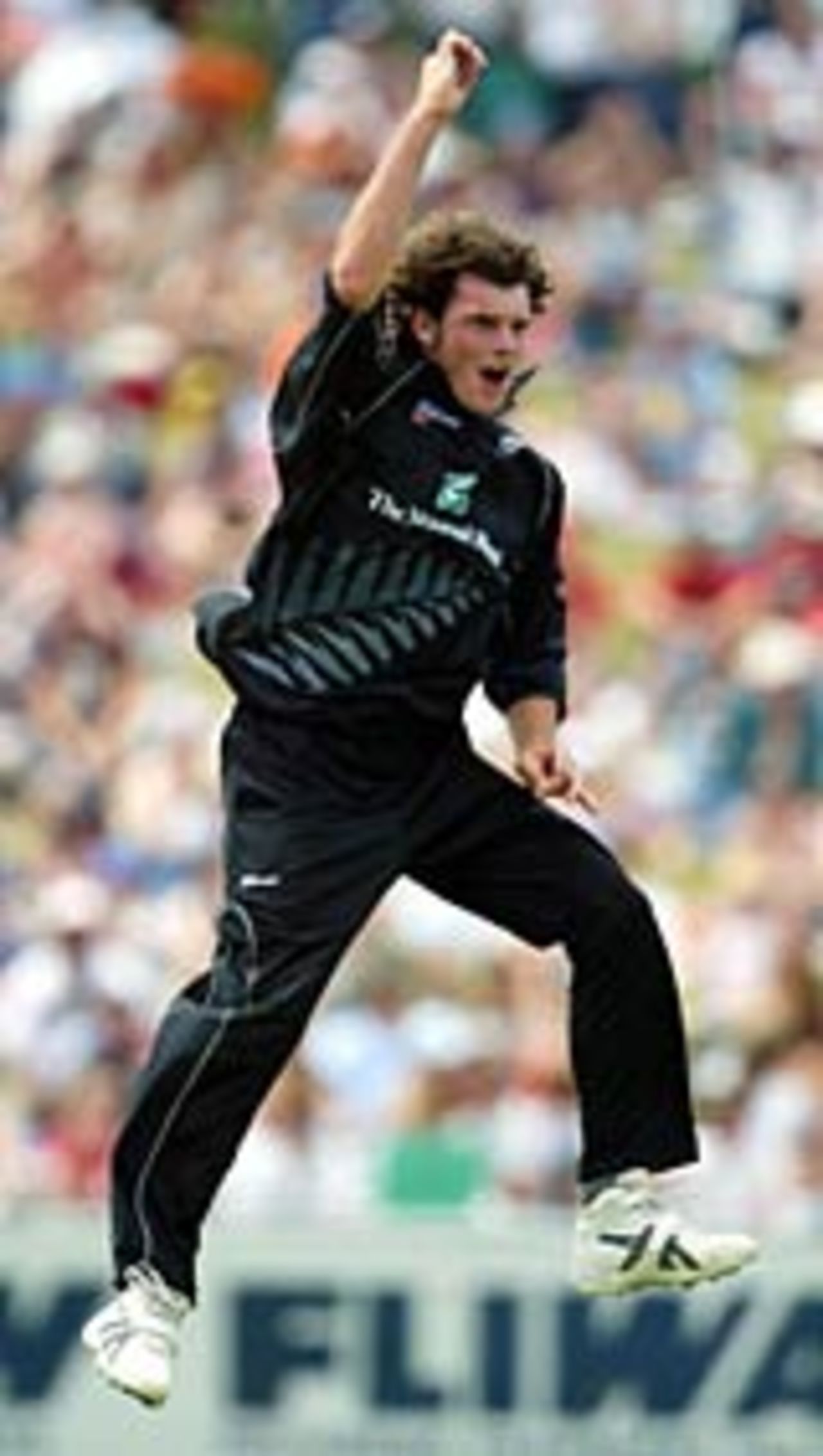 Kyle Mills celebrates, New Zealand v Pakistan, 4th ODI, Napier, January 14, 2003