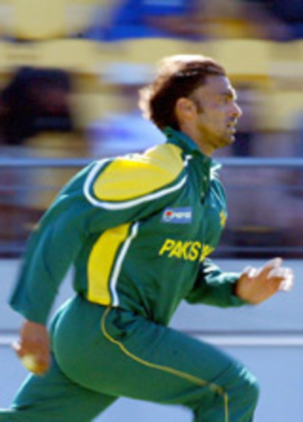 Shoaib Akhtar runs in to bowl, New Zealand v Pakistan, 5th ODI, Wellington, January 17, 2004