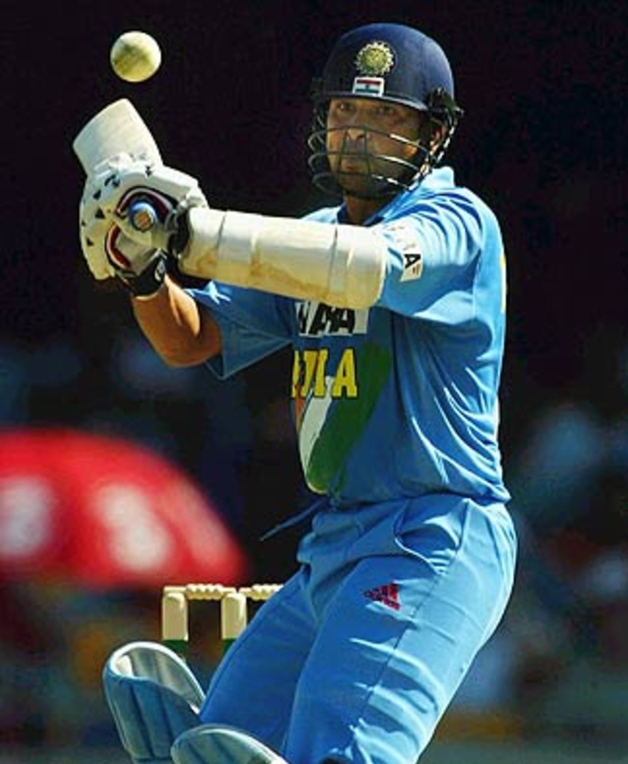 Sachin Tendulkar lines it up, Australia v India, VB Series, Brisbane, 5th ODI, January 18, 2004
