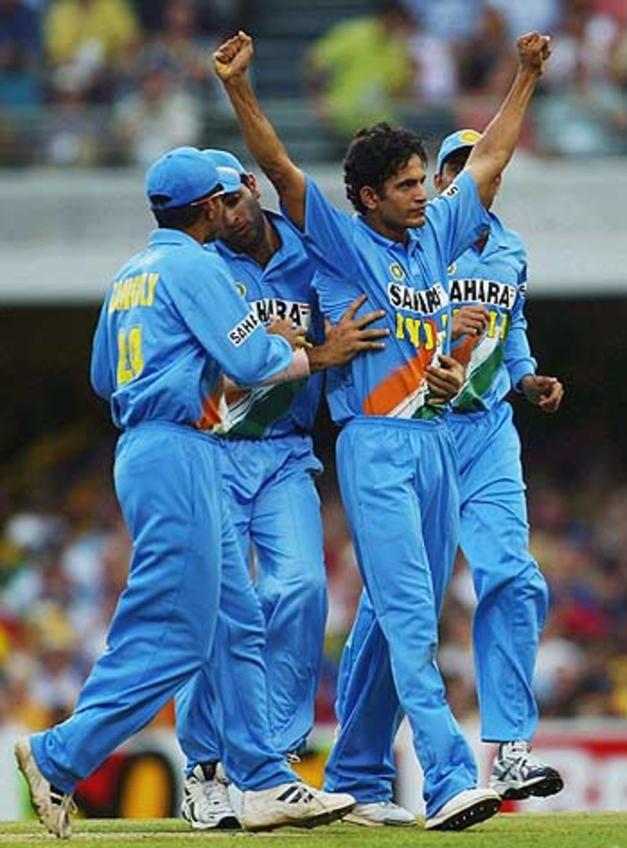 Irfan Pathan makes the breakthrough, as Adam Gilchrist is out, Australia v India, VB Series, Brisbane, 5th ODI, January 18, 2004
