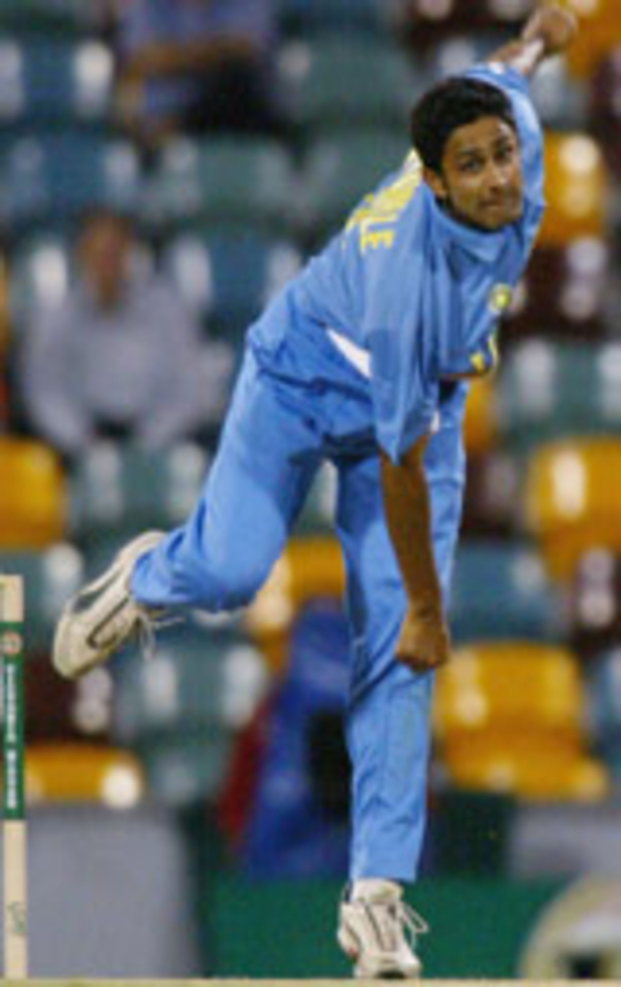 Anil Kumble bowls, India v Zimbabwe, VB Series, Brisbane, 6th ODI, January 20, 2004