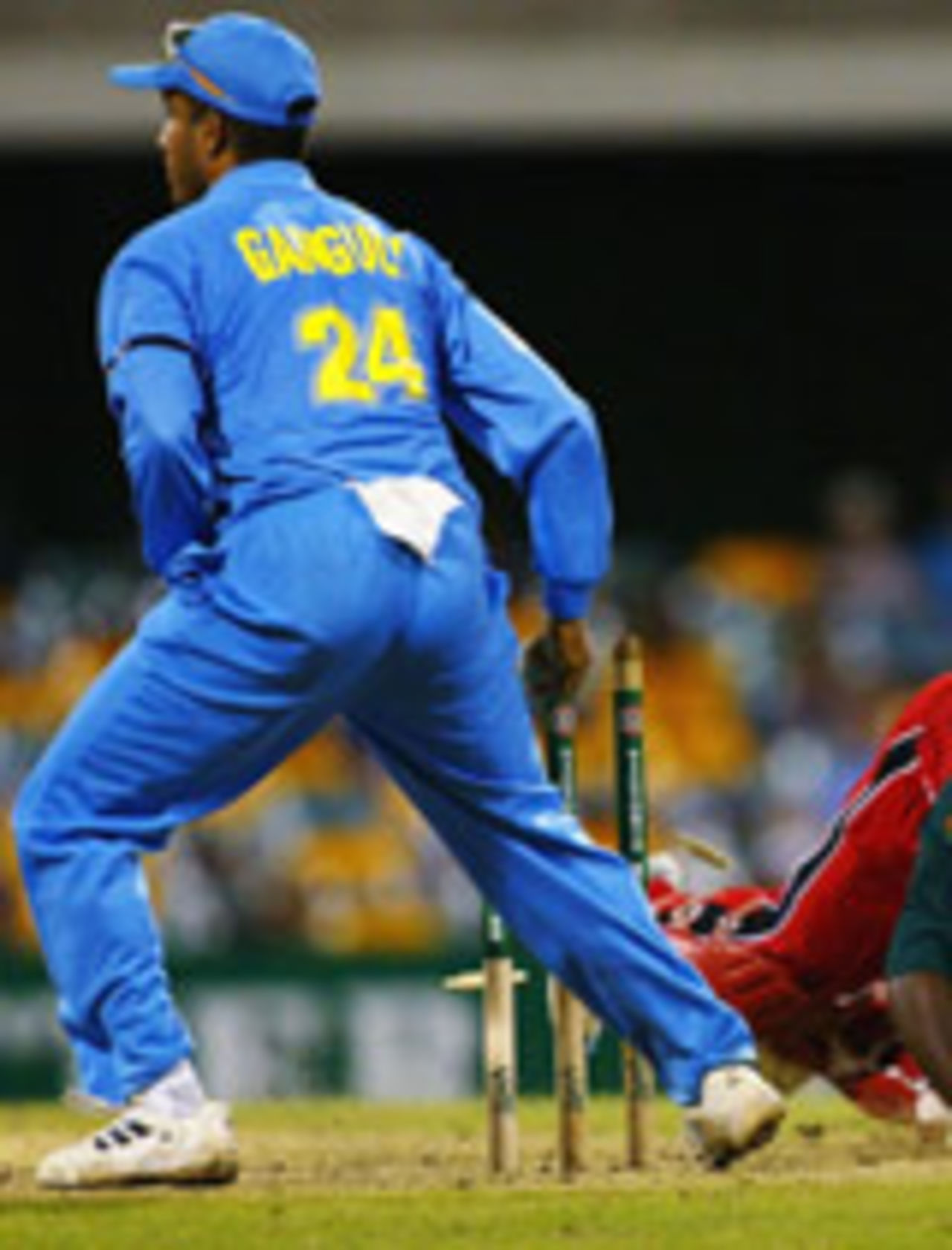 Sourav Ganguly runs-out Douglas Hondo, India v Zimbabwe, VB Series, Brisbane, 6th ODI, January 20, 2004