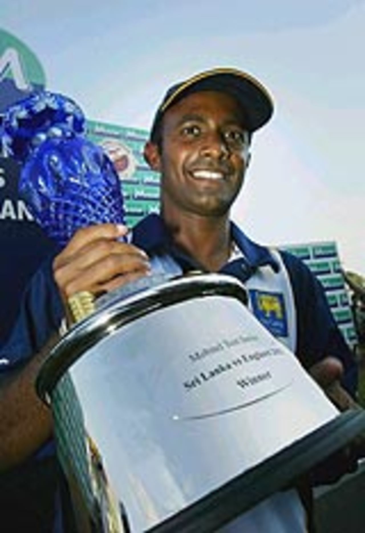 Hashan Tillakaratne poses with the trophy after beating England, December 21, 2003