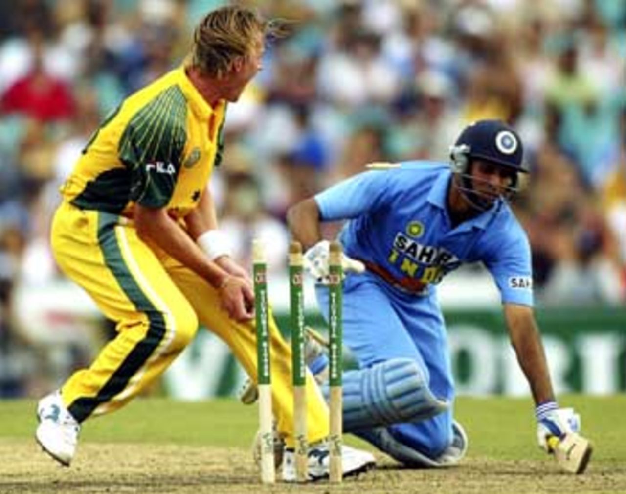 Brett Lee runs out VVS Laxman, but Steve Bucknor doesn't call for the third umpire, Australia v India, VB Series, 7th ODI, Sydney, January 22, 2004