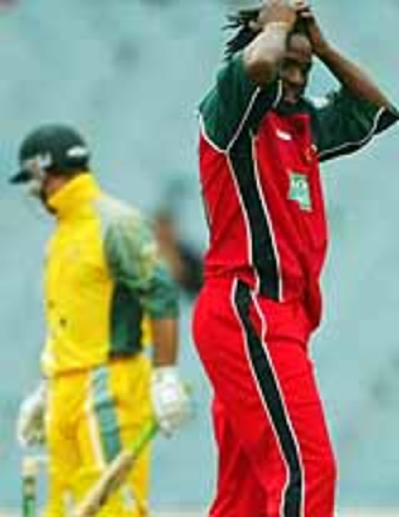 Douglas Hondo is frustrated, Australia v Zimbabwe, 10th ODI, VB Series, Melbourne, January 29, 2004