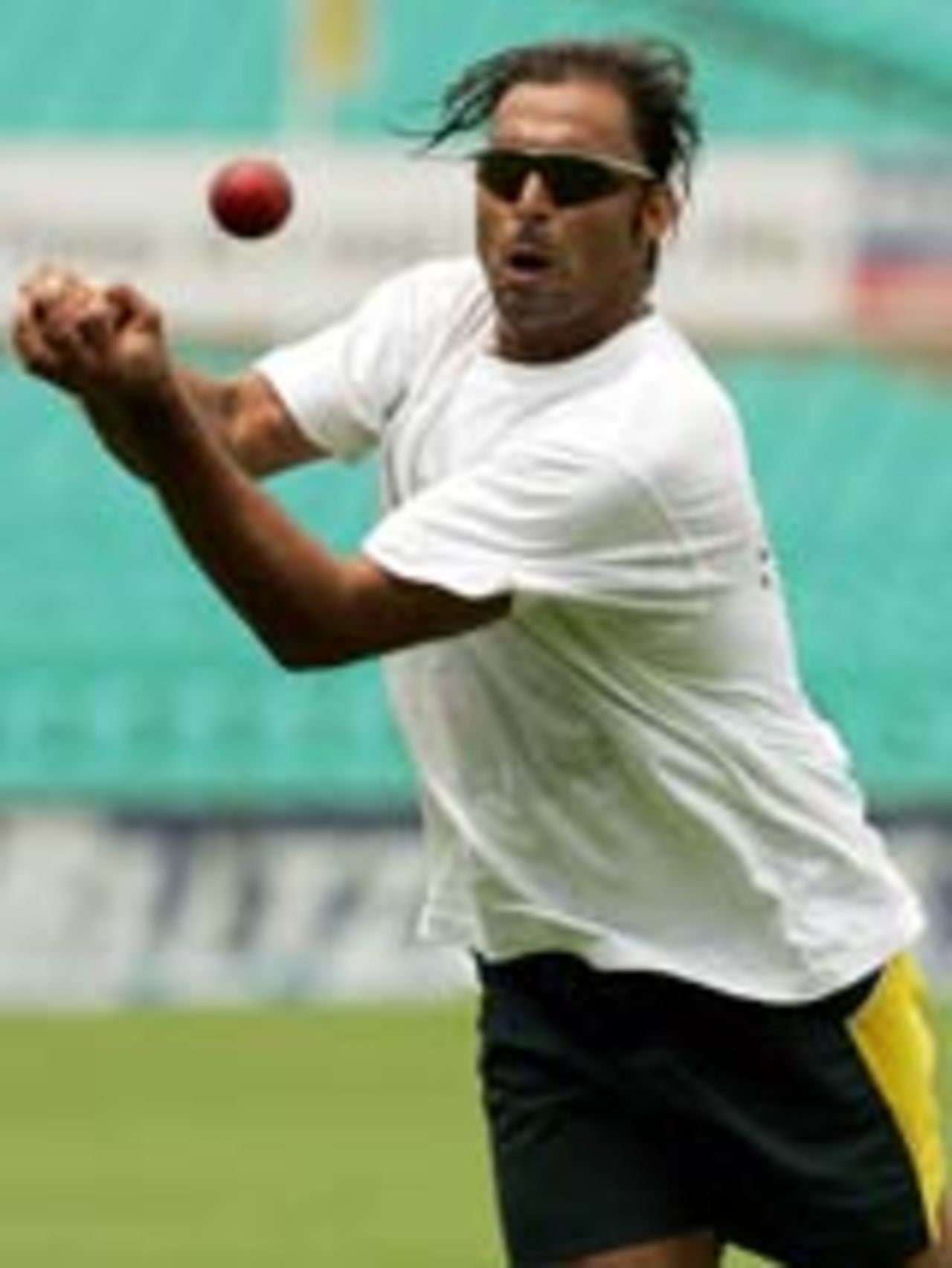 Shoaib Akhtar going for a catch in the nets, January 1, 2005