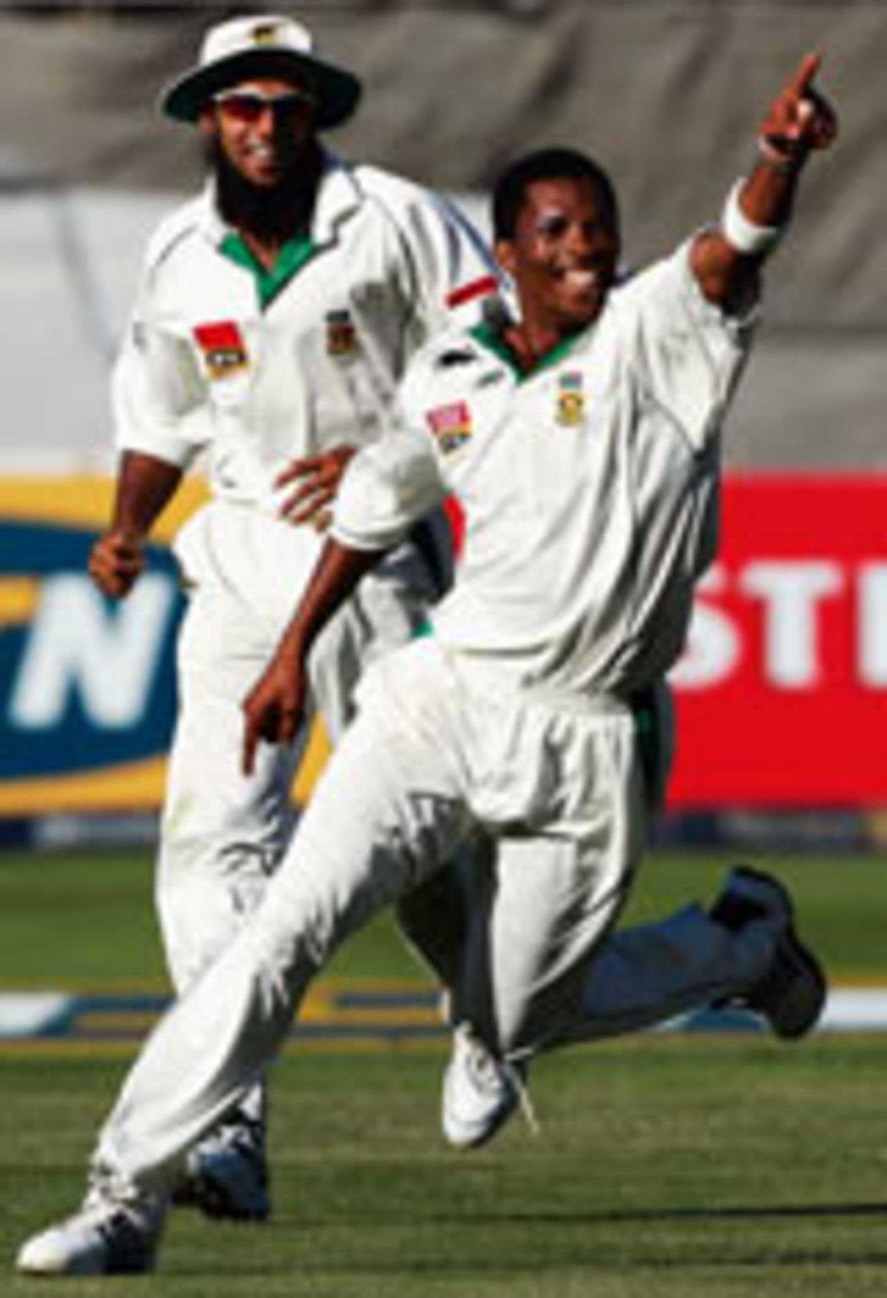 Makhaya Ntini exultant at Andrew Strauss's dismissal, South Africa v England, 3rd Test, Cape Town, 2nd day, January 3, 2005