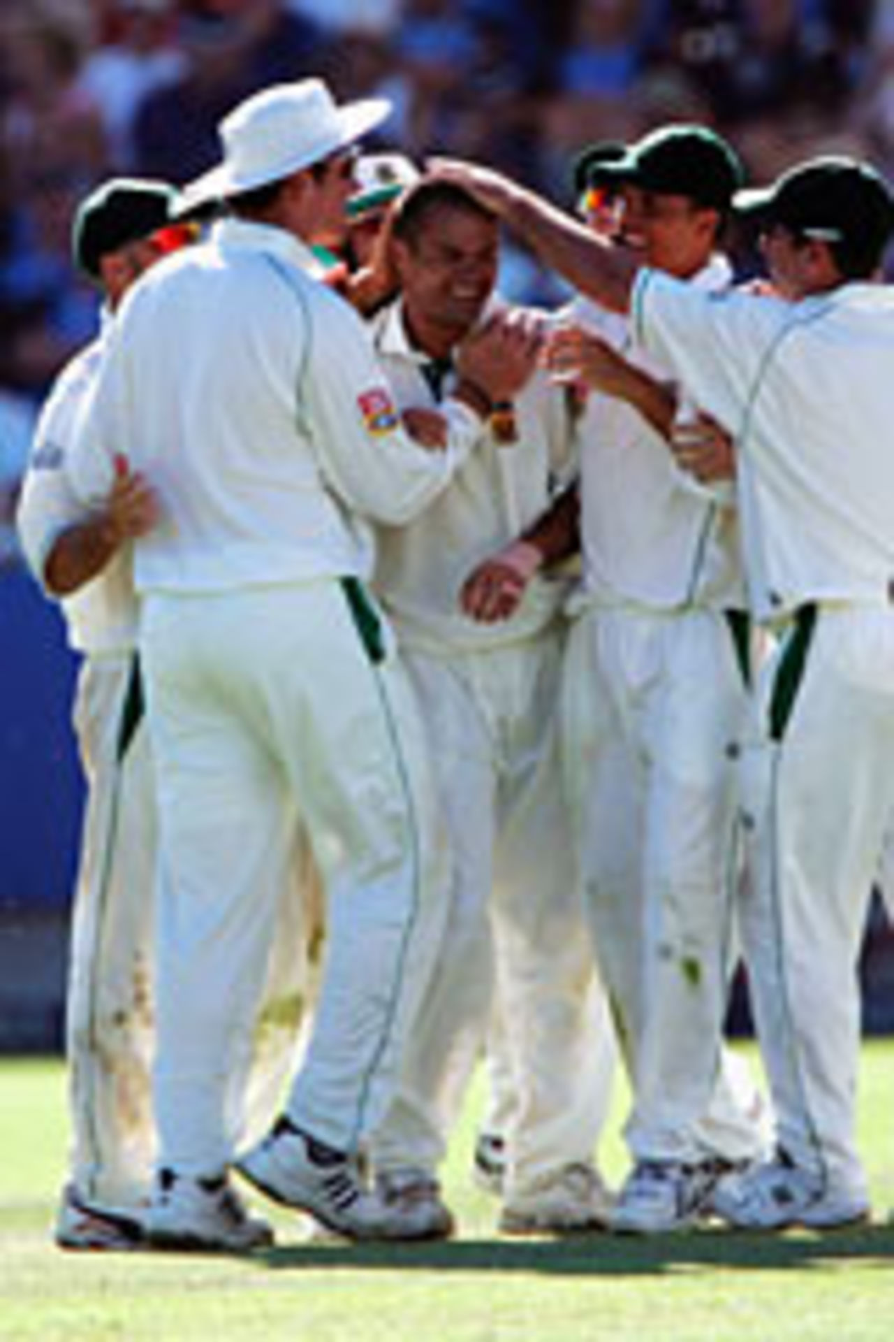 Charl Langeveldt congratulated by team-mates, South Africa v England, 3rd Test, Cape Town, 2nd day, January 3, 2005