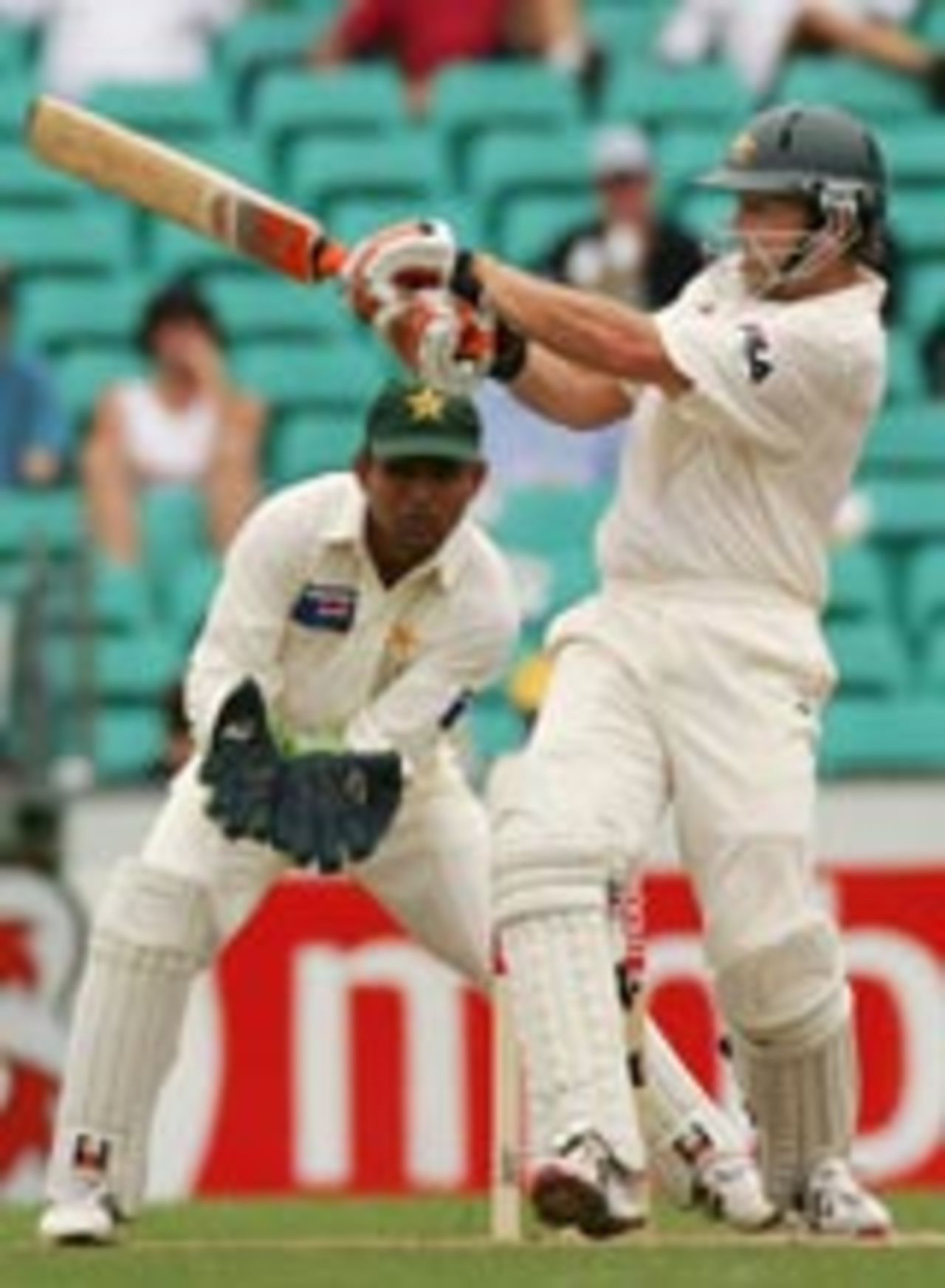 Adam Gilchrist pulls en route to his 113, Australia v Pakistan, 3rd Test, Sydney, January 4, 2005