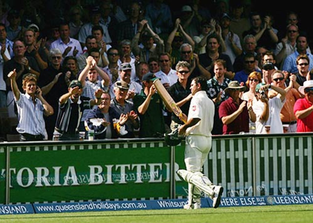 Ricky Ponting returns to the pavilion after his magnificent 207, Australia v Pakistan, 3rd Test, Sydney, January 4, 2005