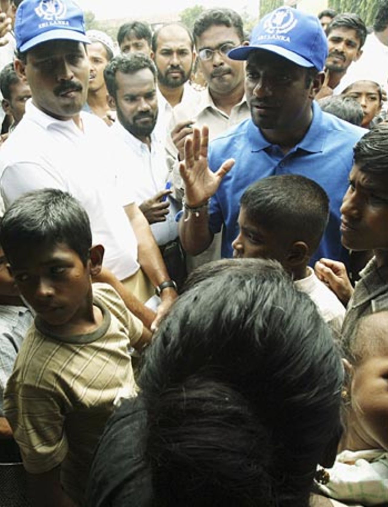 Muttiah Muralitharan talks to crowds, Kinniya, January 3, 2005