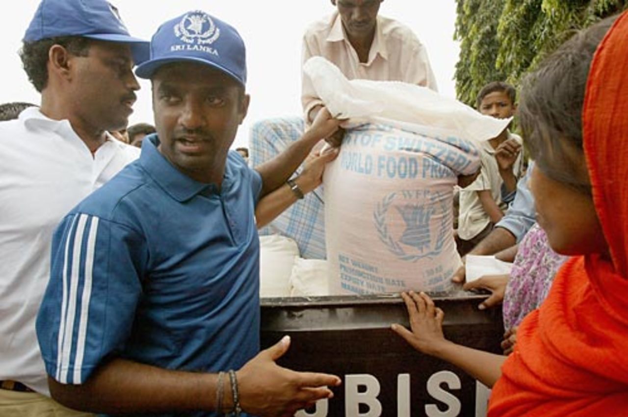 Muttiah Muralitharan helps hand out aid, Kinniya, January 3, 2005