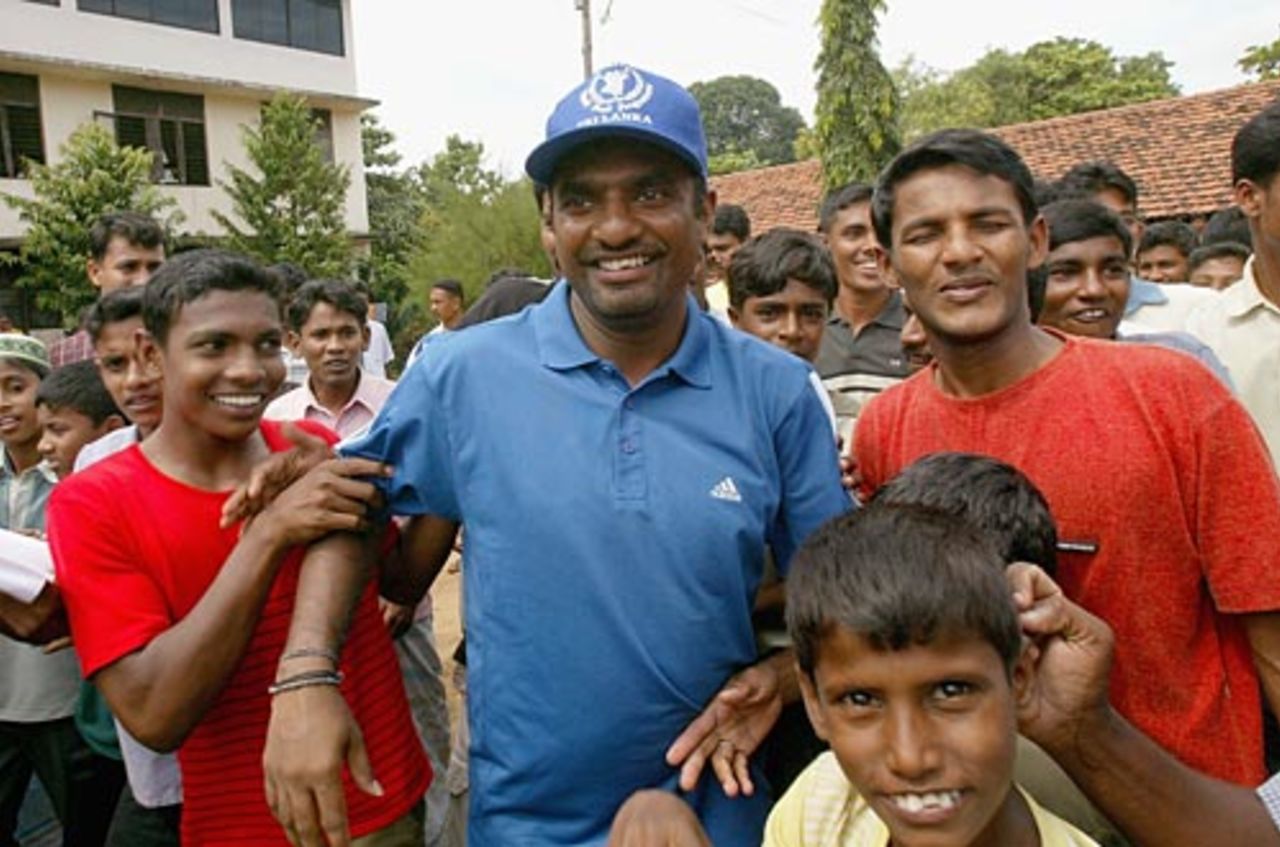 Muttiah Muralitharan talks to refugees, Kinniya, January 3, 2005