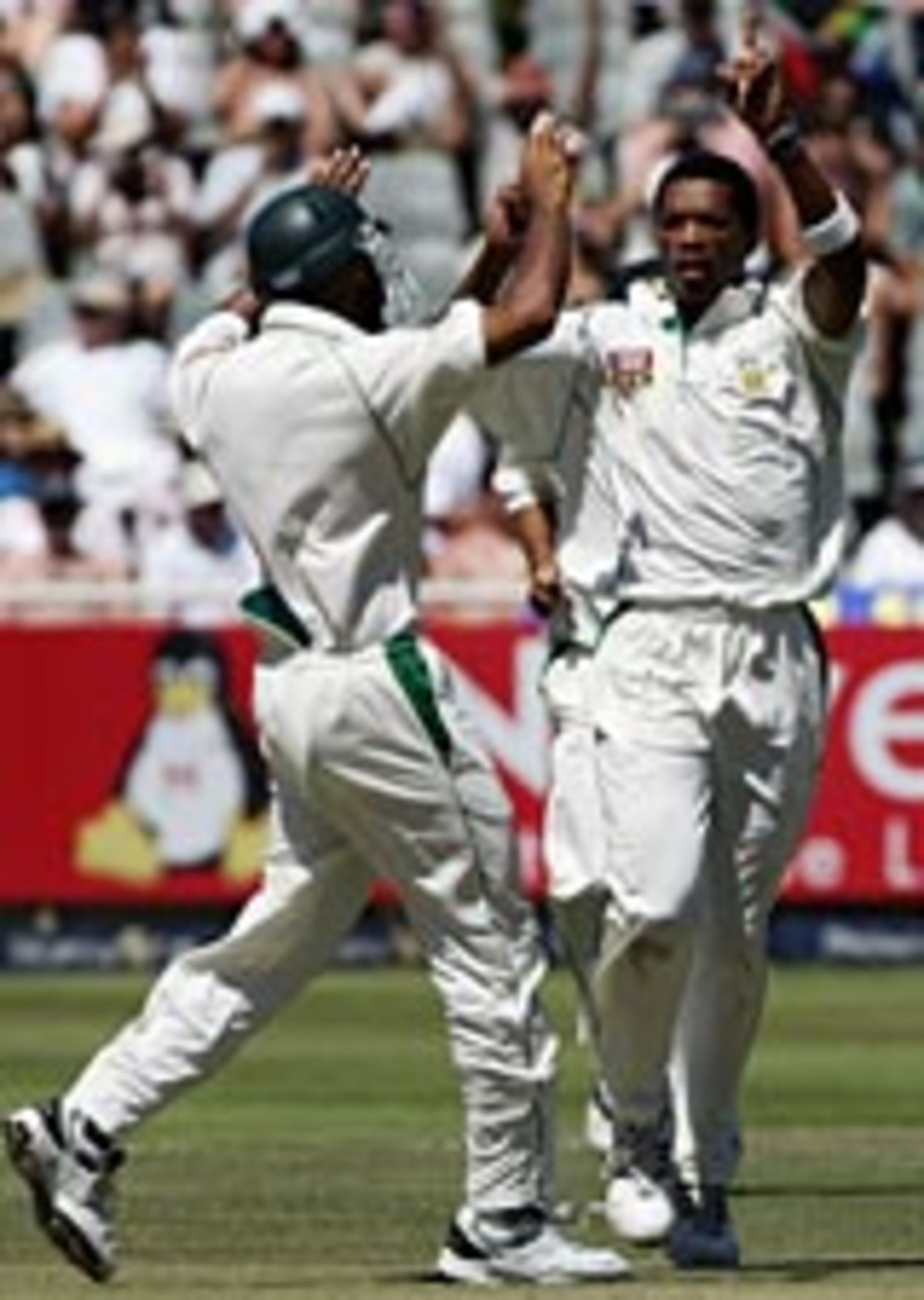 Makhaya Ntini celebrates dismissing Matthew Hoggard, South Africa v England, 3rd Test, Cape Town, 3rd day, January 4, 2005