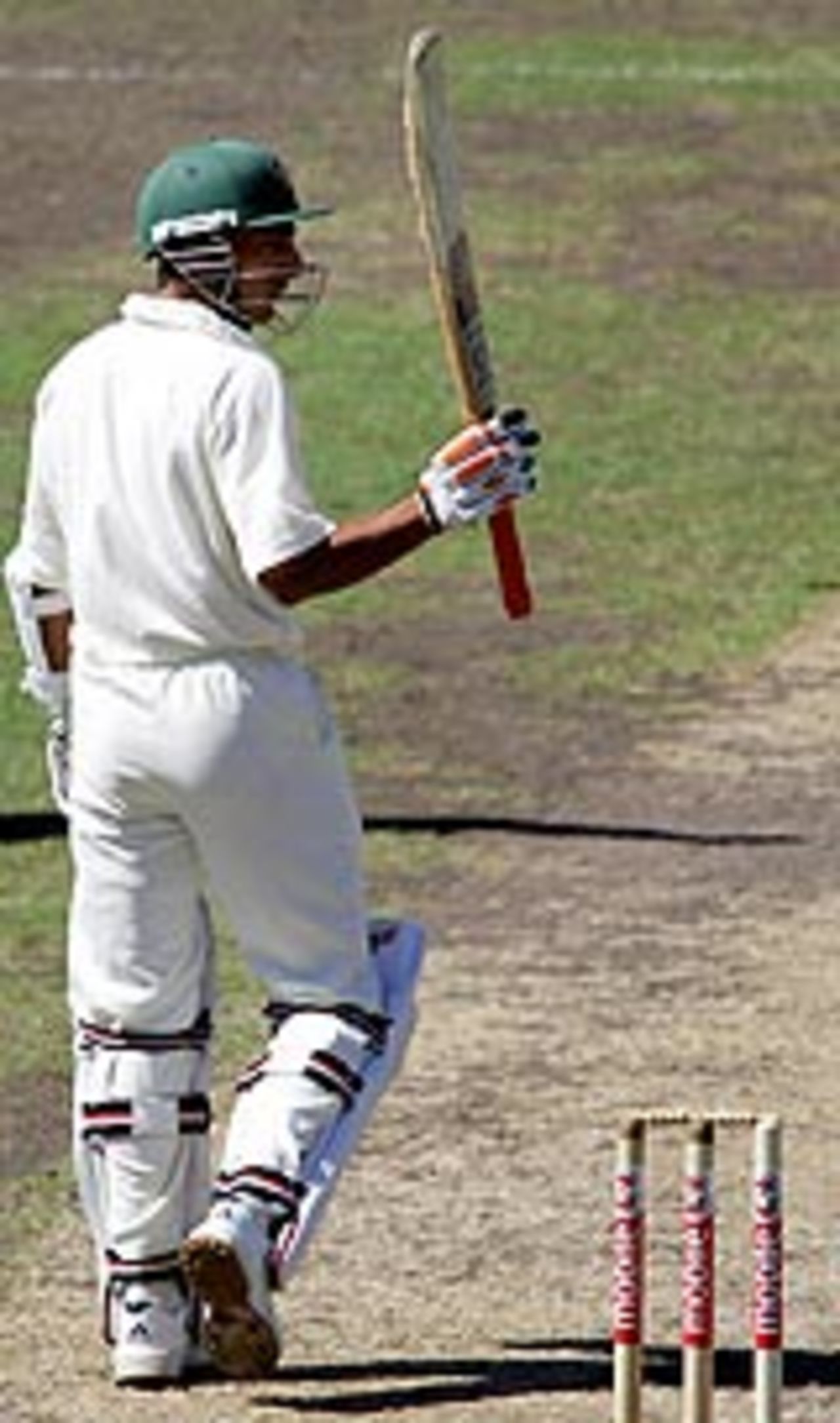 Yasir Hameed acknowledges applause for his fifty, Australia v Pakistan, 3rd Test, Sydney, January 5, 2005