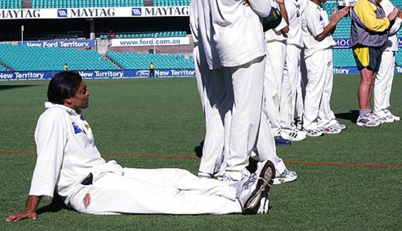 Shoaib Akhtar lies during the post-match awards ceremony, Australia v Pakistan, 3rd Test, Sydney, January 5, 2005
