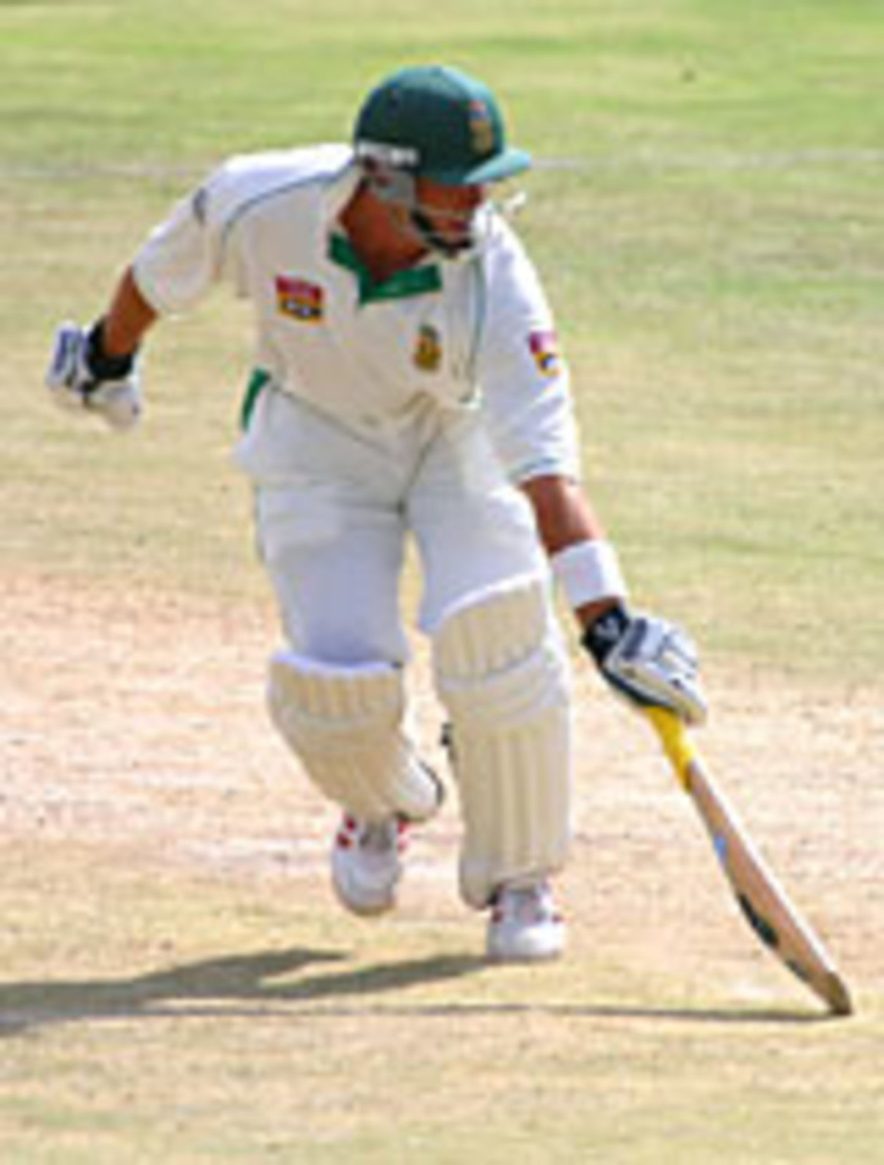 Jacques Kallis scampers a single, South Africa v England, 3rd Test, Cape Town, 3rd day, January 4, 2005