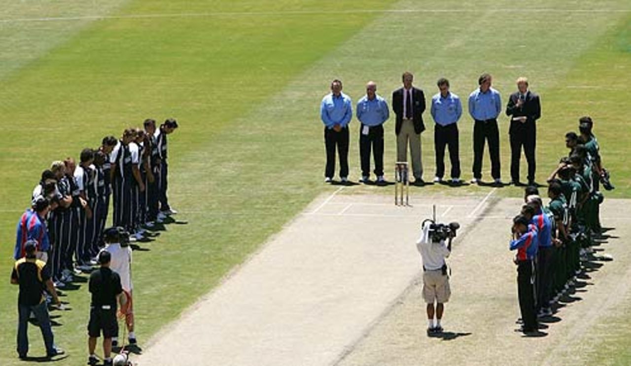Both teams observe a minute silence before the game, ICC XI v Asian XI, Melbourne, January 10, 2005