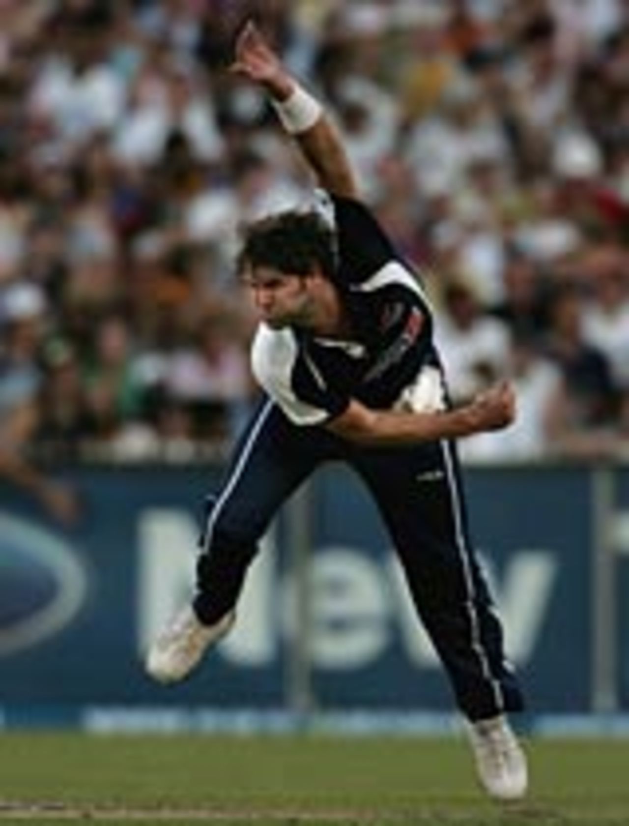 Chris Cairns bowling, ICC World XI v ACC Asia XI ODI, Melbourne, January 10, 2005