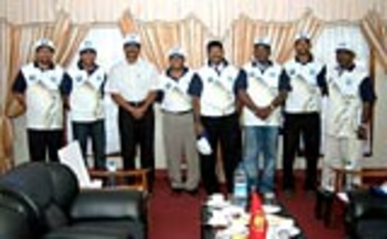 Cricketers and board officials meet Tamil Tigers, January 2005