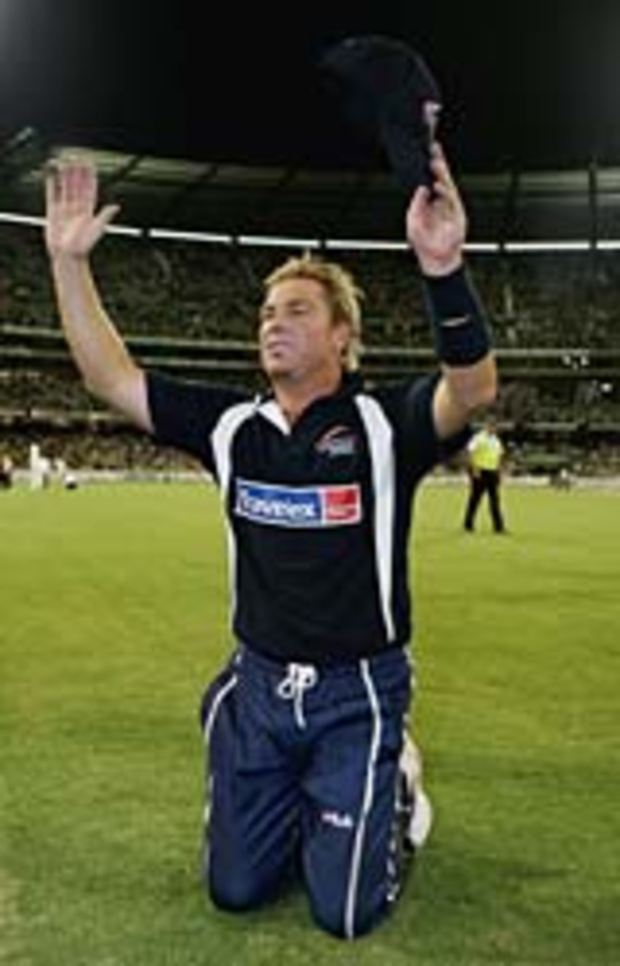 Shane Warne, on his knees, thanks the crowd, ICC World XI v ACC Asia XI ODI, Melbourne, January 10 2005