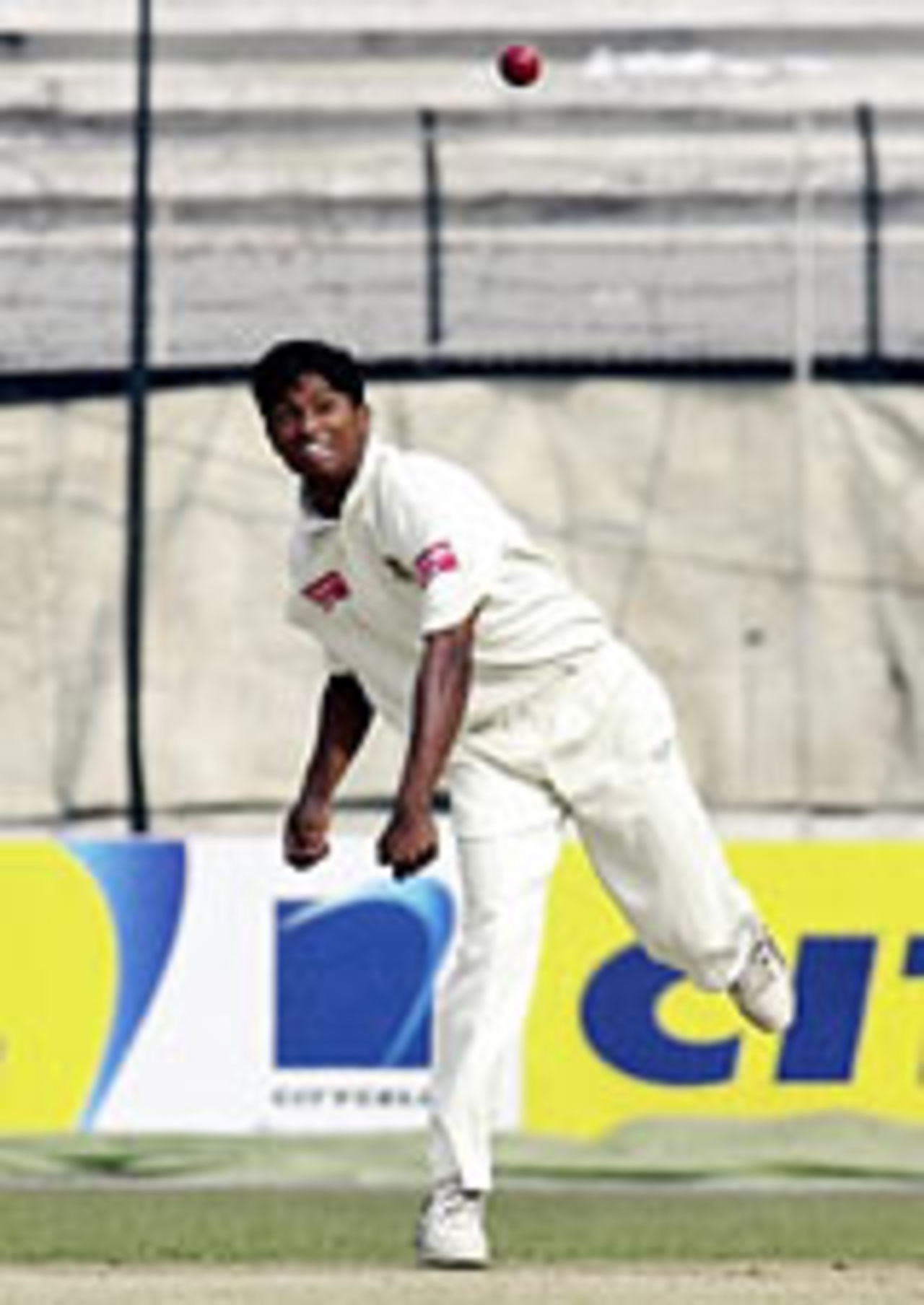 Enamul Haque jnr bowls, Bangladesh v Zimbabwe, 2nd Test, Dhaka, 2nd day, January 15, 2005