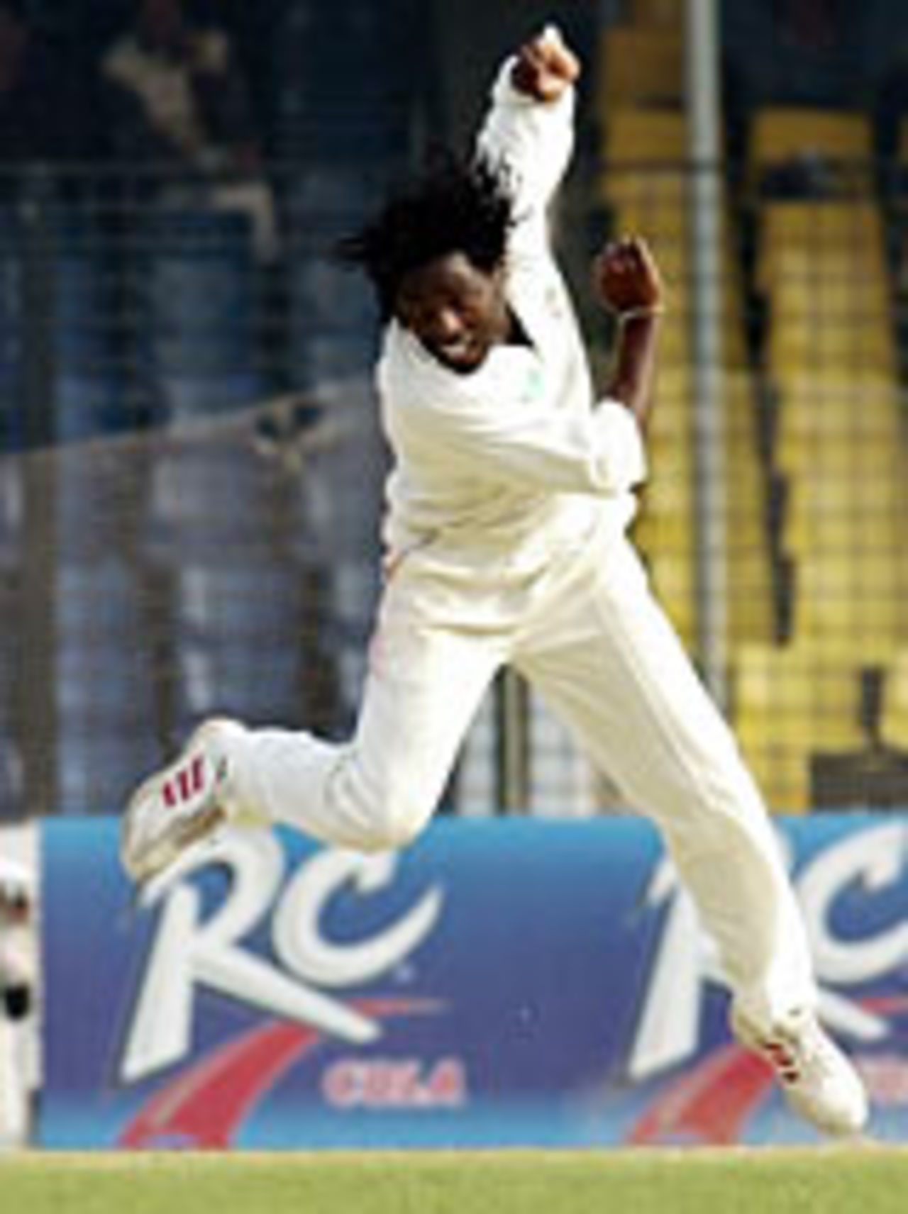 Douglas Hondo in his follow-through, Bangladesh v Zimbabwe, 2nd Test, Dhaka, 2nd day, January 15, 2005