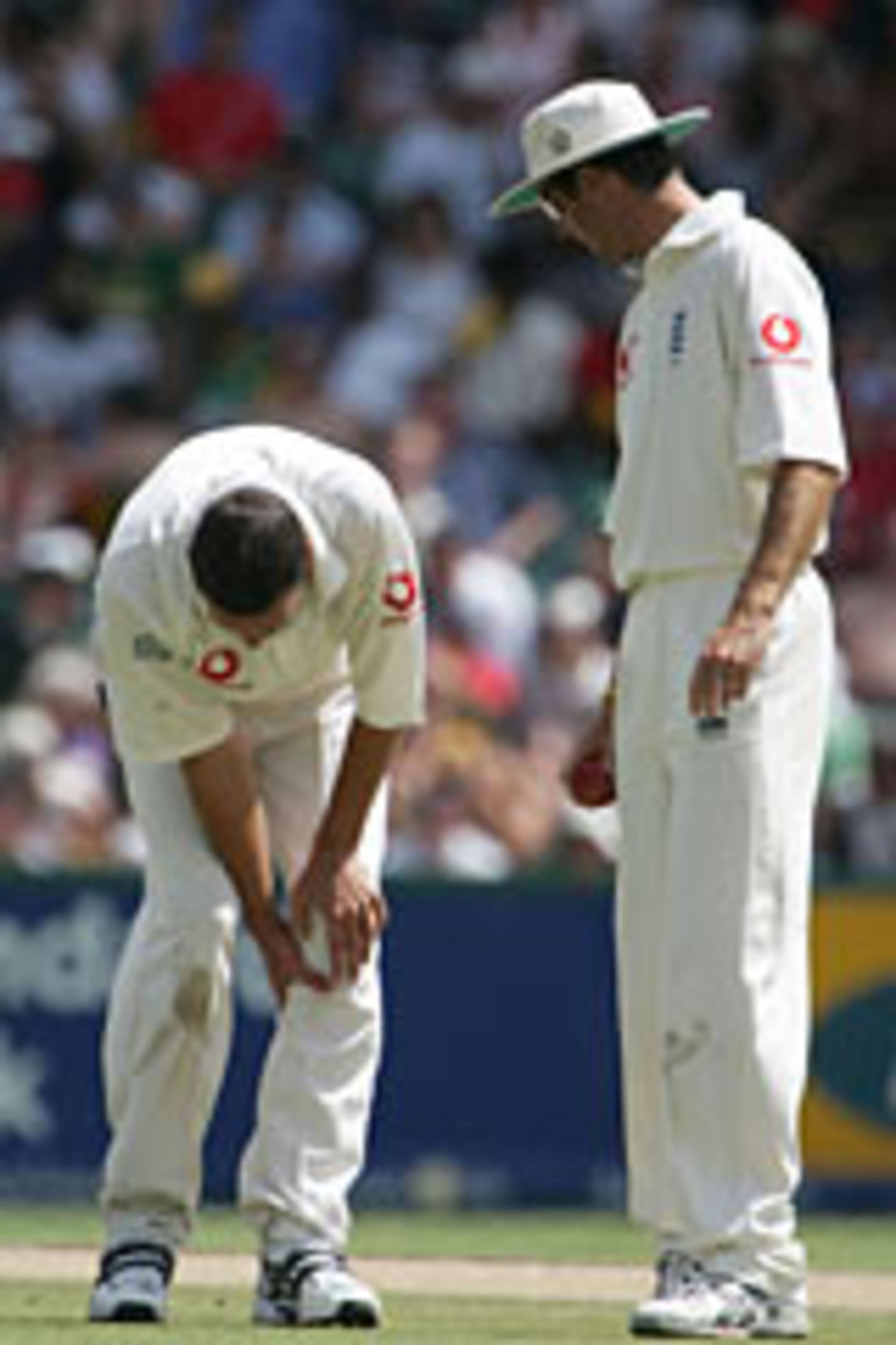 Stepehen Harmison clutches his knee, South Africa v England, 4th Test, Jo'burg, 3rd day, January 15, 2005